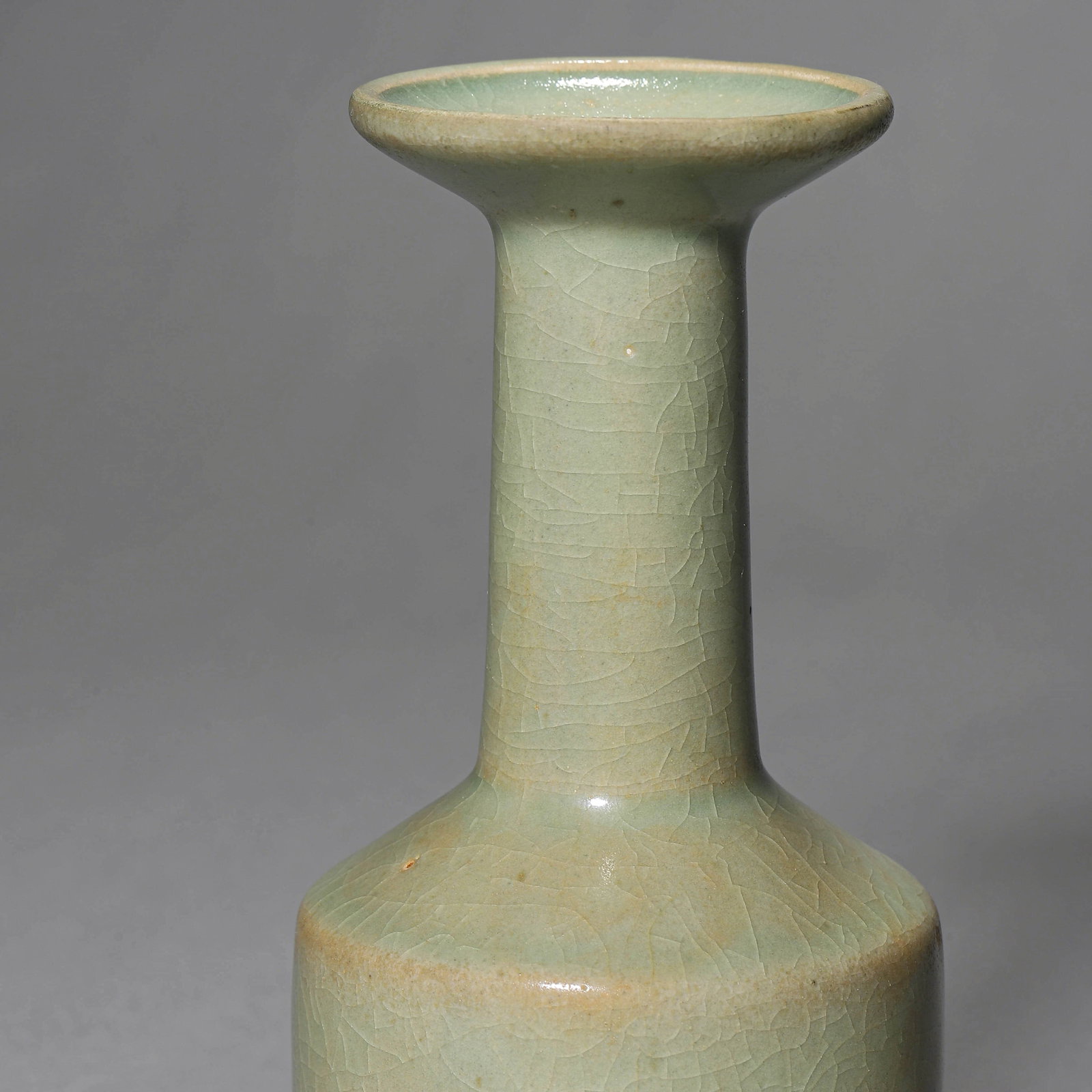 A CELADON-GLAZED VASE - 3