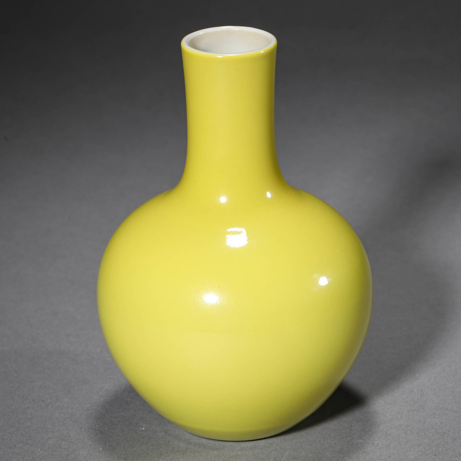 A YELLOW-GLAZED SMALL GLOBULAR VASE - 2