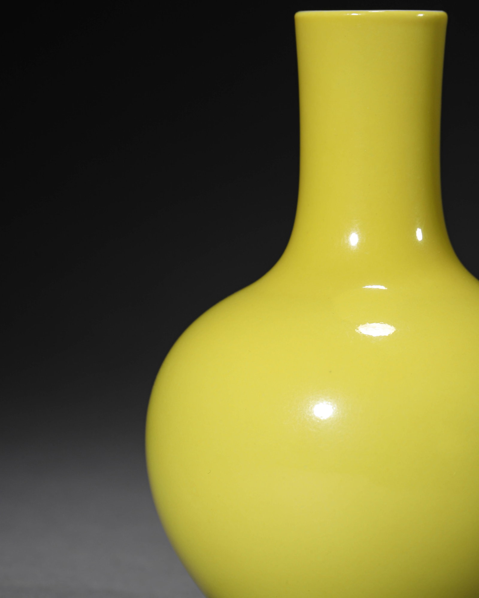 A YELLOW-GLAZED SMALL GLOBULAR VASE - 3