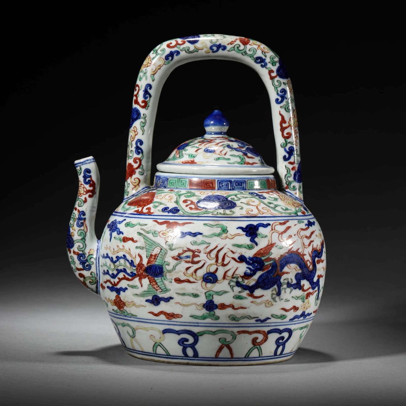 A WUCAI 'DRAGON AND PHOENIX' EWER: A WUCAI 'DRAGON AND PHOENIX' EWER Length: 7 1/4 in. (18.5 cm), Height: 8 7/8 in. (22.5 cm)