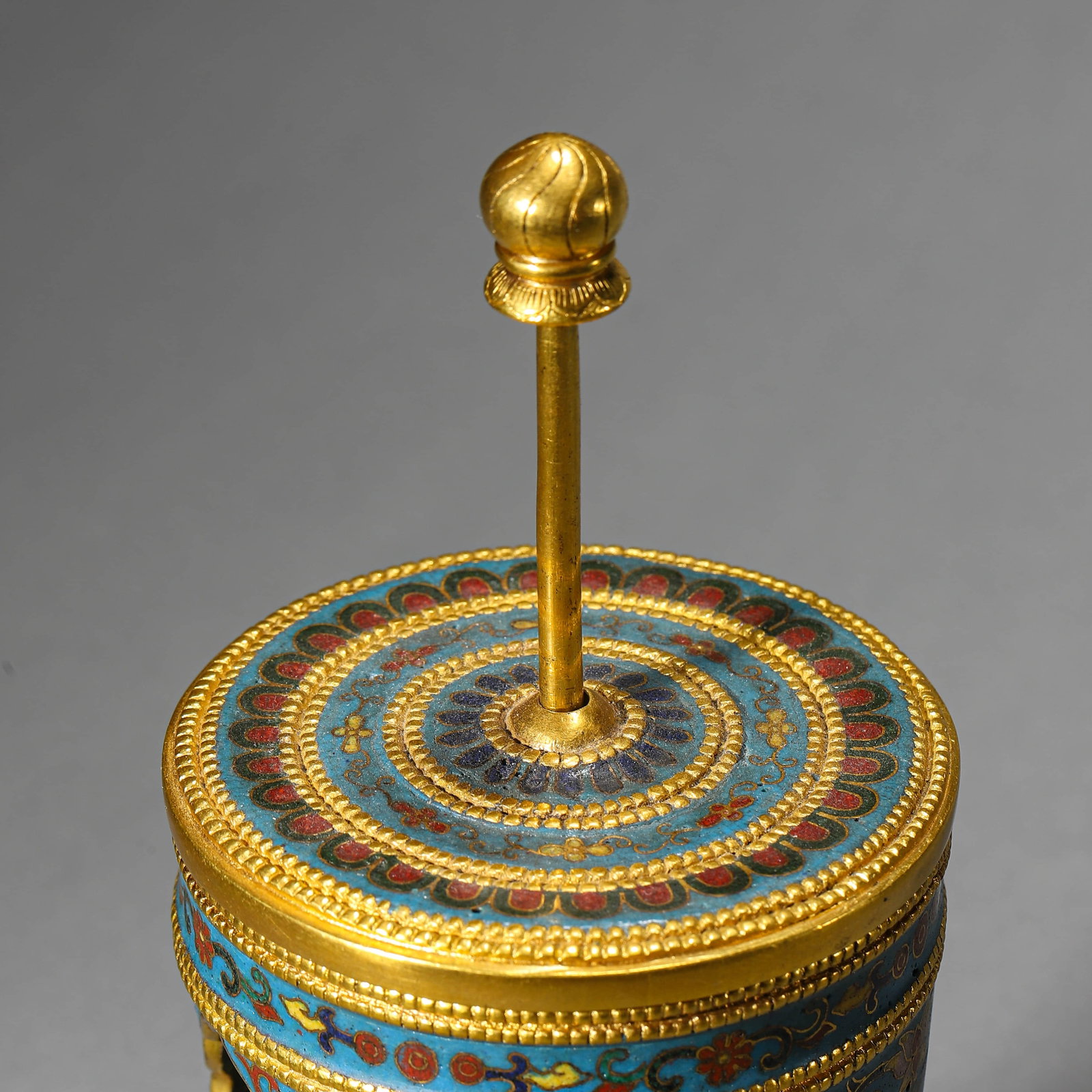 A CLOISONNÉ ENAMEL PRAYER WHEEL - 3