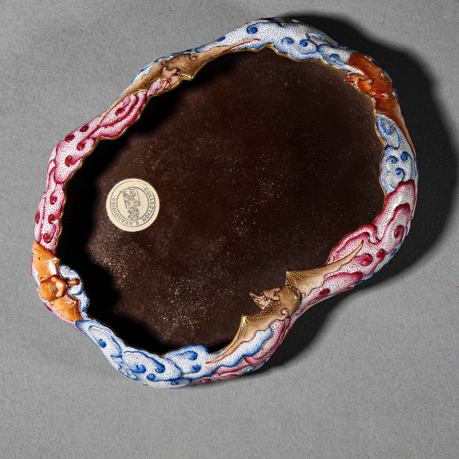 A FAMILLE ROSE 'DOUBLE FU' BRUSH WASHER: A FAMILLE ROSE 'DOUBLE FU' BRUSH WASHER Length: 6 1/8 in. (15.5 cm), Width: 4 1/2 in. (11.5 cm), Height: 3/4 in. (2 cm)