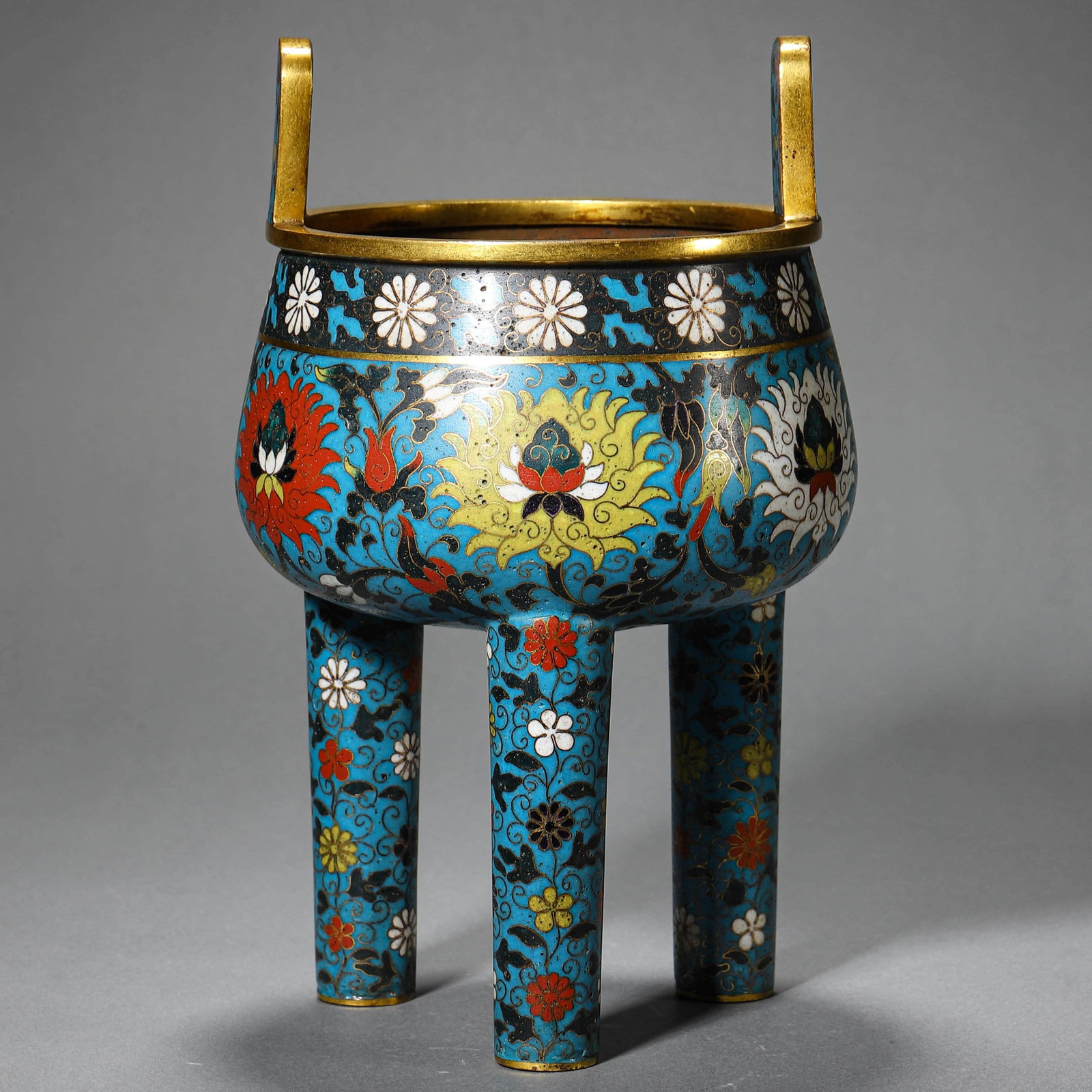 A BLUE AND WHITE 'INTERLOCKING FLOWERS' VASE: A BLUE AND WHITE 'INTERLOCKING FLOWERS' VASE Height: 14 13/16 in. (37.6 cm)
