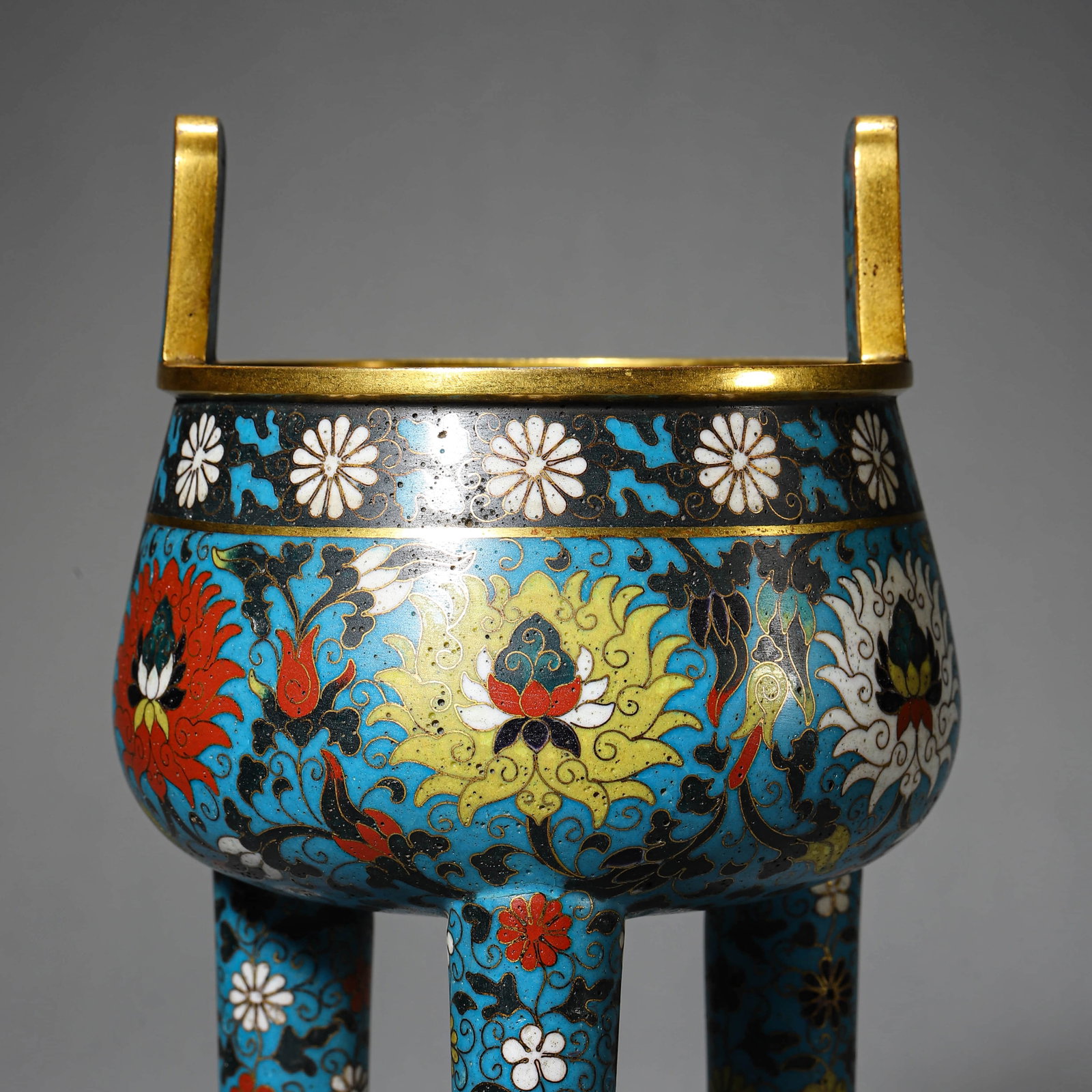 A BLUE AND WHITE 'INTERLOCKING FLOWERS' VASE - 2
