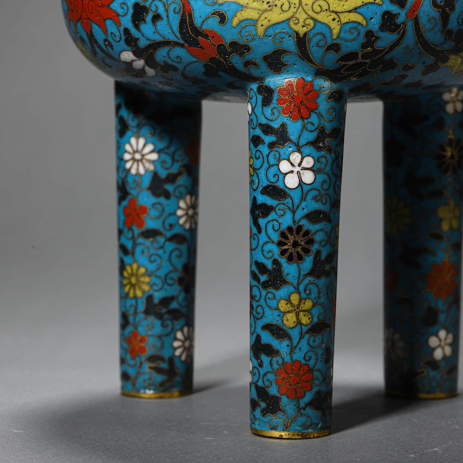 A BLUE AND WHITE 'INTERLOCKING FLOWERS' VASE - 3