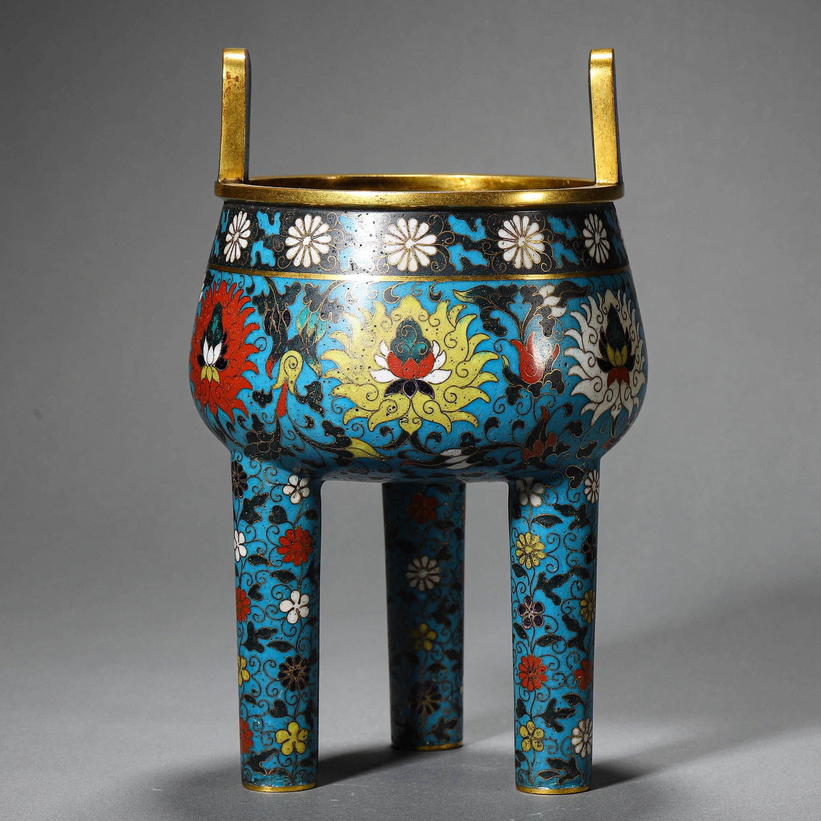 A BLUE AND WHITE 'INTERLOCKING FLOWERS' VASE - 4