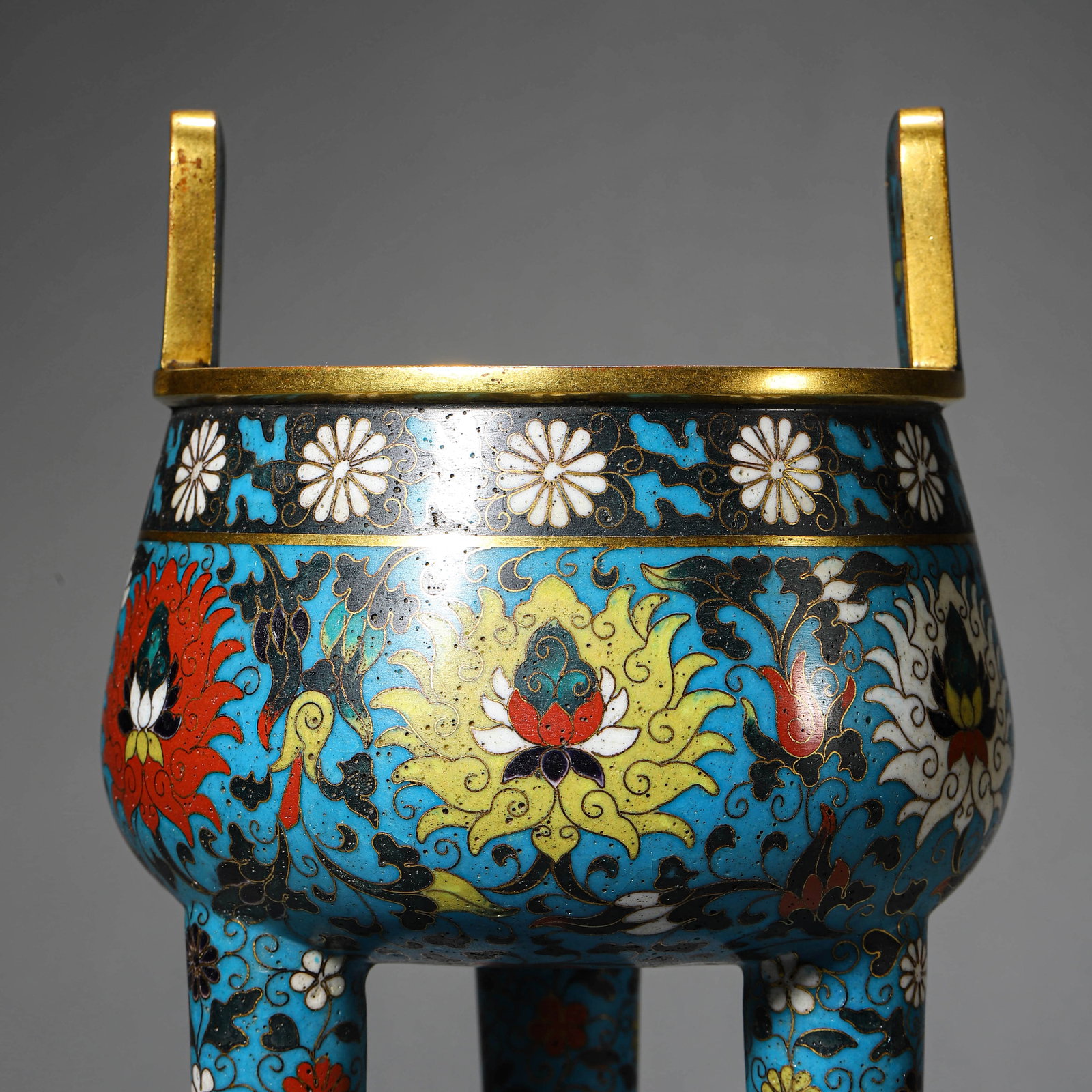 A BLUE AND WHITE 'INTERLOCKING FLOWERS' VASE - 5