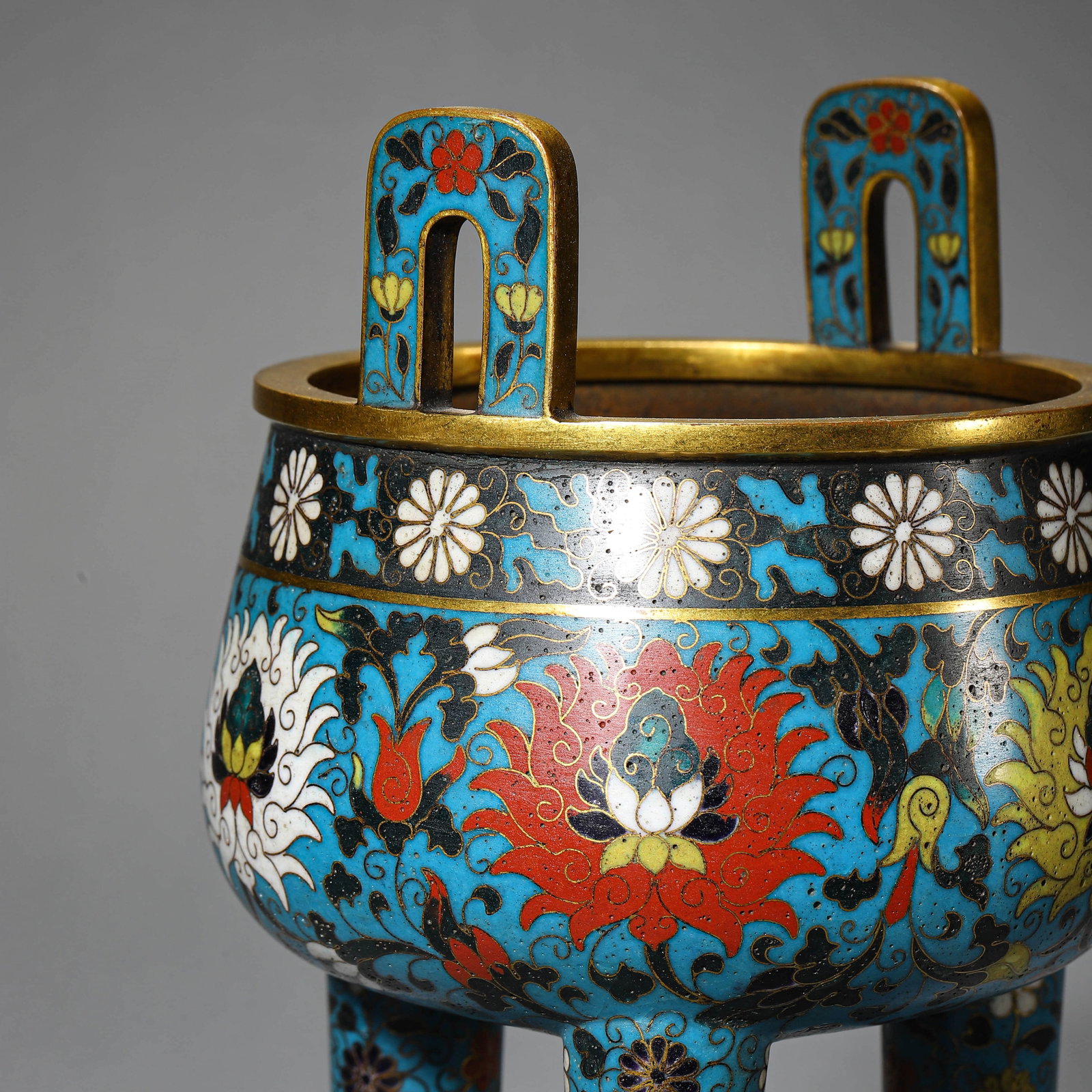 A BLUE AND WHITE 'INTERLOCKING FLOWERS' VASE - 6
