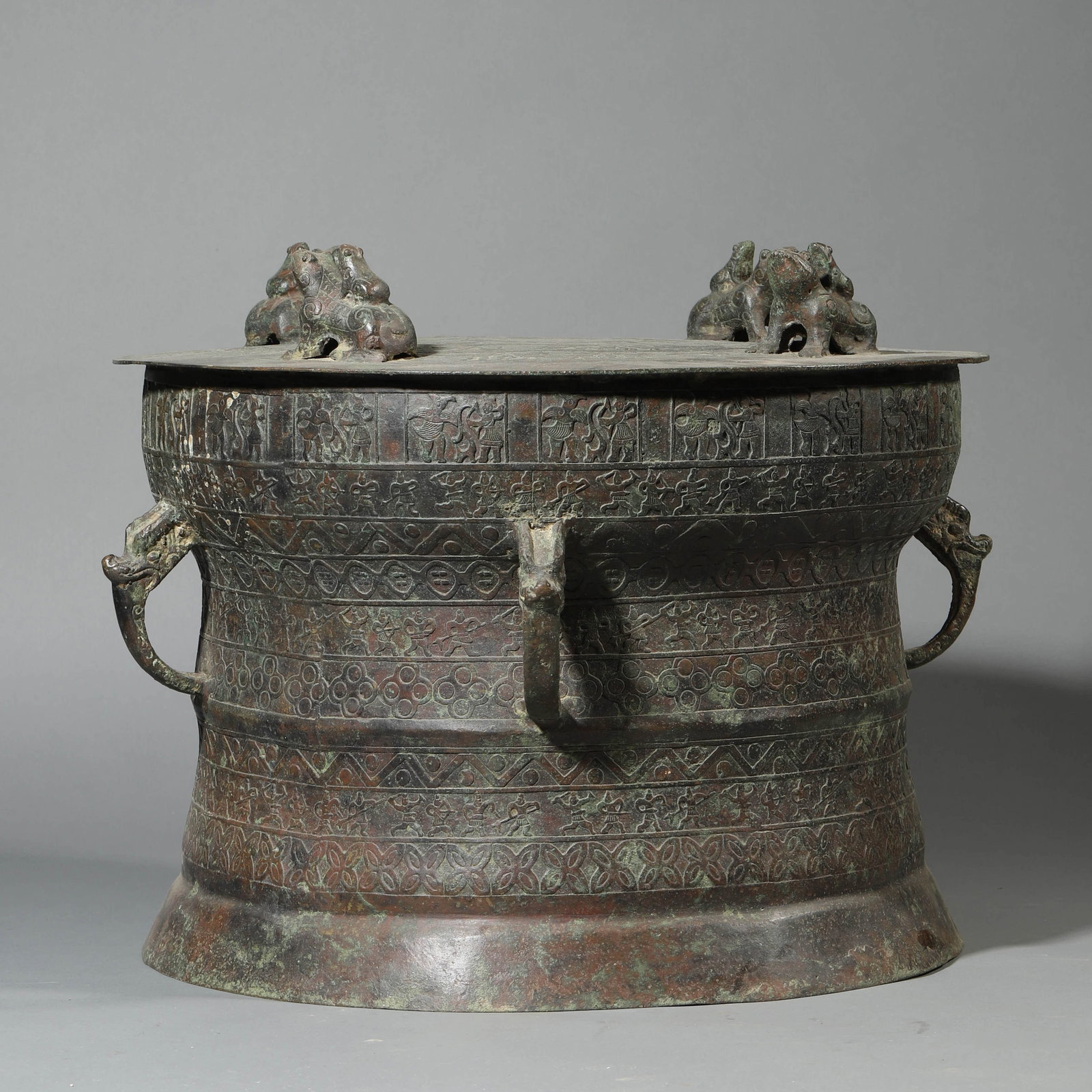 A BRONZE 'CROUCHING FROG' DRUM: A BRONZE 'CROUCHING FROG' DRUM Height: 15 3/4 in. (40 cm), Diameter: 19 5/16 in. (49 cm)