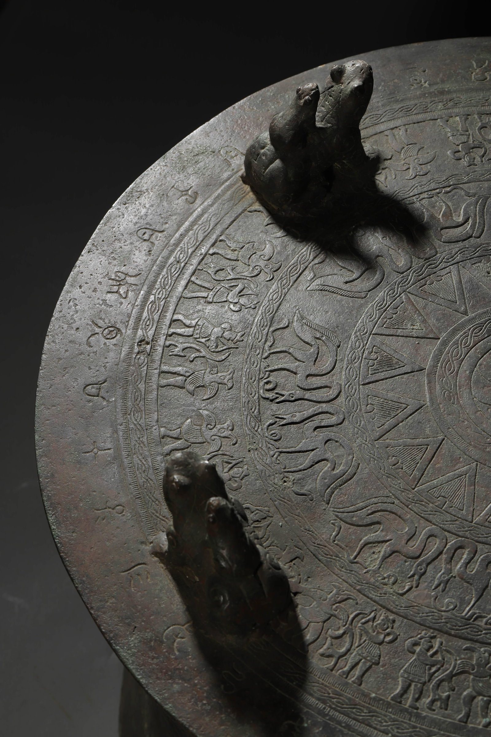A BRONZE 'CROUCHING FROG' DRUM - 4