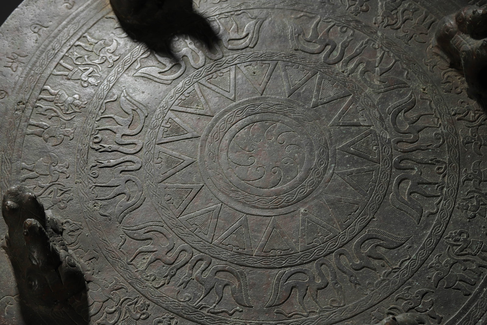 A BRONZE 'CROUCHING FROG' DRUM - 5