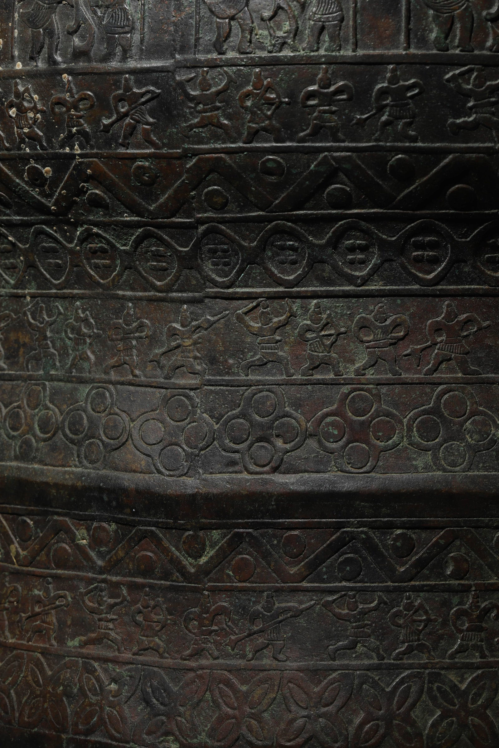 A BRONZE 'CROUCHING FROG' DRUM - 7