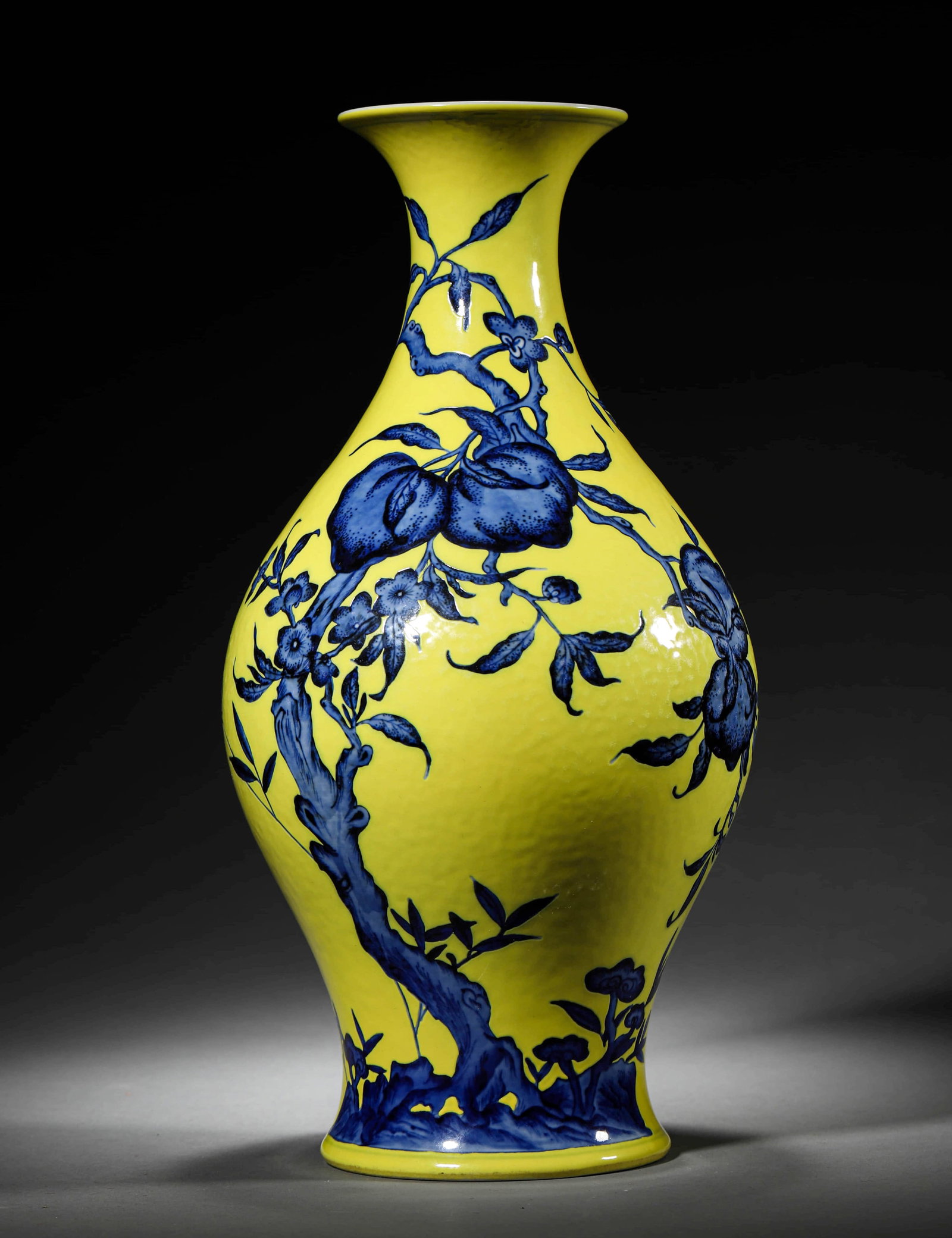 A YELLOW-GROUND BLUE AND WHITE 'POMEGRANATE' VASE: A YELLOW-GROUND BLUE AND WHITE 'POMEGRANATE' VASE Height: 14 5/8 in. (37 cm), Diameter: 7 1/4 in. (18.5 cm)