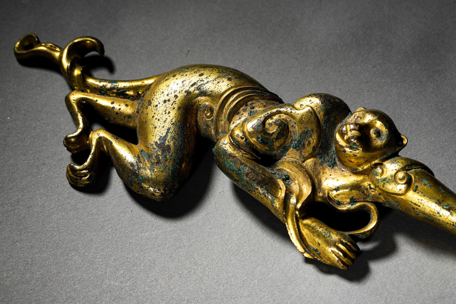 A GILT-BRONZE MONKEY-FORM BELT HOOK - 3