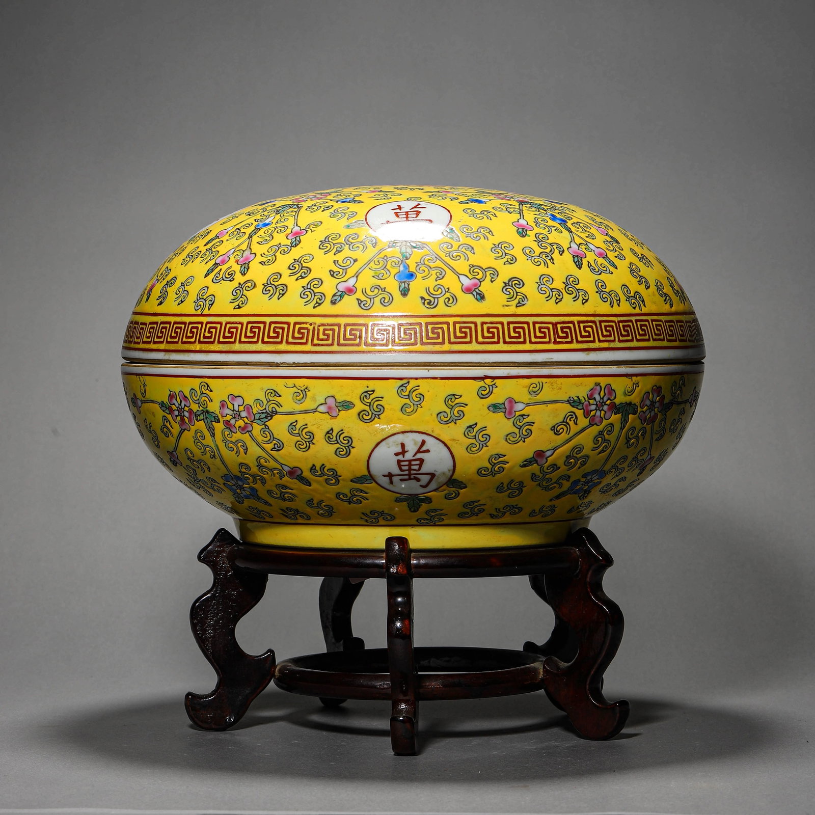A YELLOW-GROUND 'WANSHOU WUJIANG' COVERED BOX: A YELLOW-GROUND 'WANSHOU WUJIANG' COVERED BOX Diameter: 11 1/4 in. (28.5 cm), Height: 6 7/8 in. (17.5 cm)