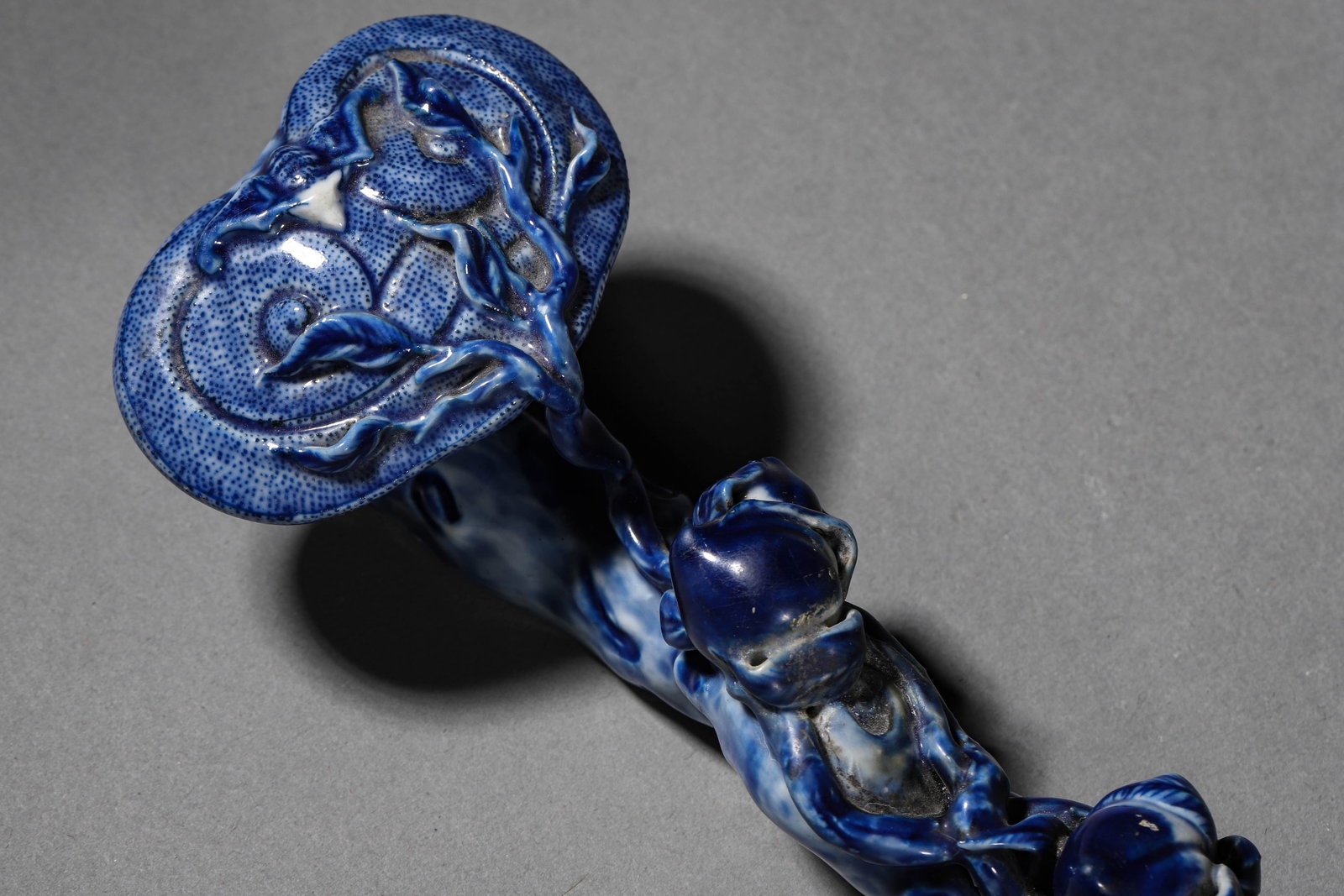 A BLUE AND WHITE RUYI SCEPTER - 2