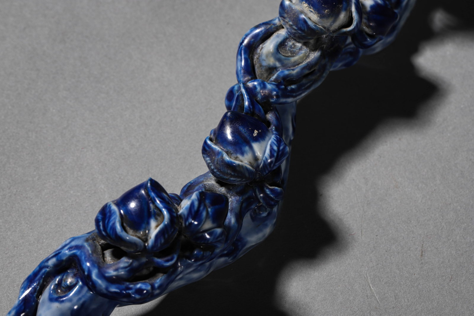 A BLUE AND WHITE RUYI SCEPTER - 3