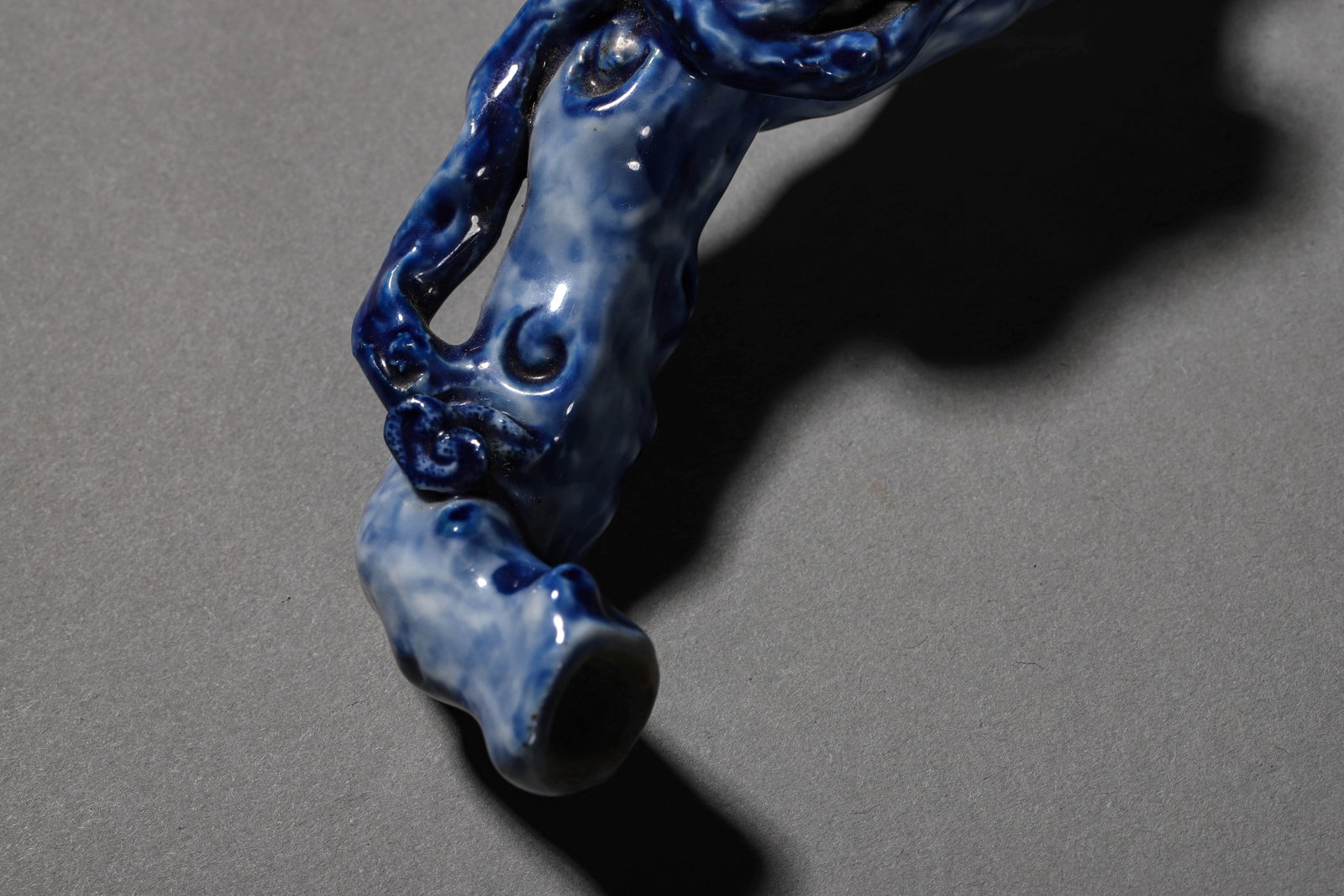 A BLUE AND WHITE RUYI SCEPTER - 4