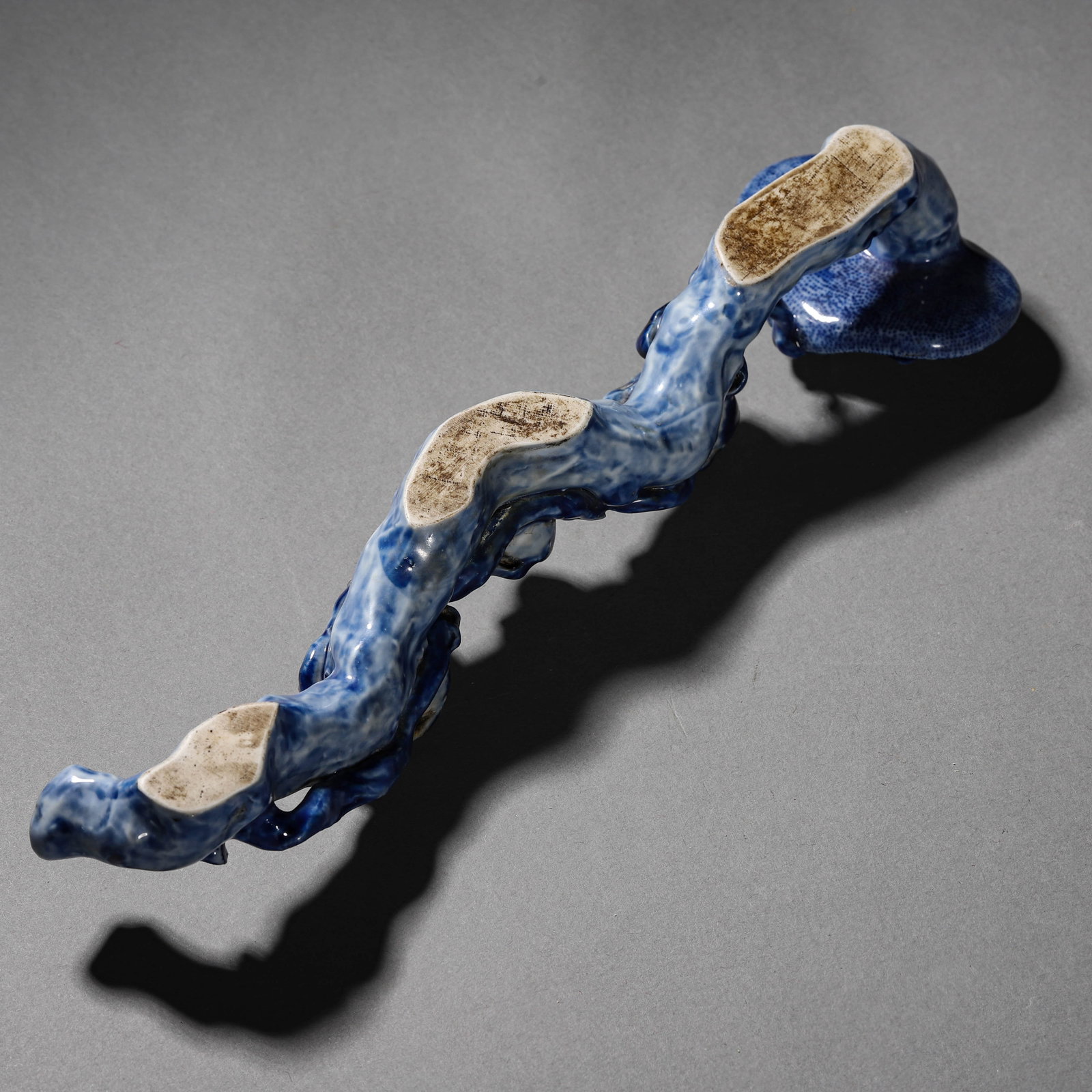 A BLUE AND WHITE RUYI SCEPTER - 5