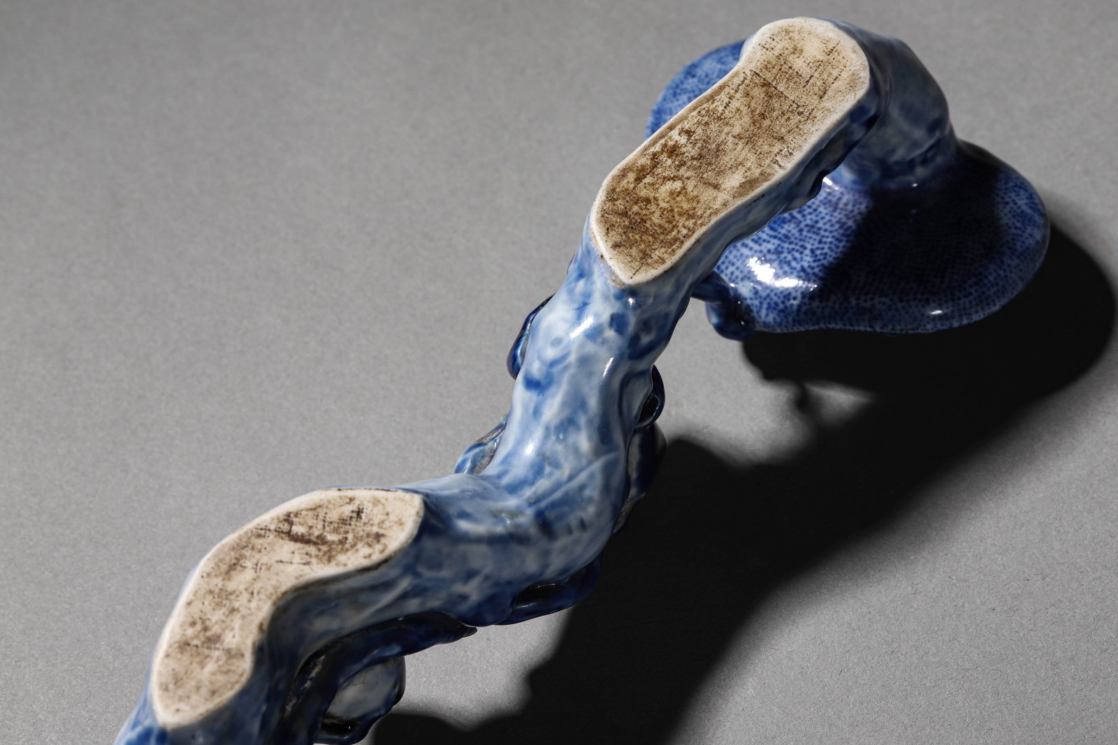 A BLUE AND WHITE RUYI SCEPTER - 6