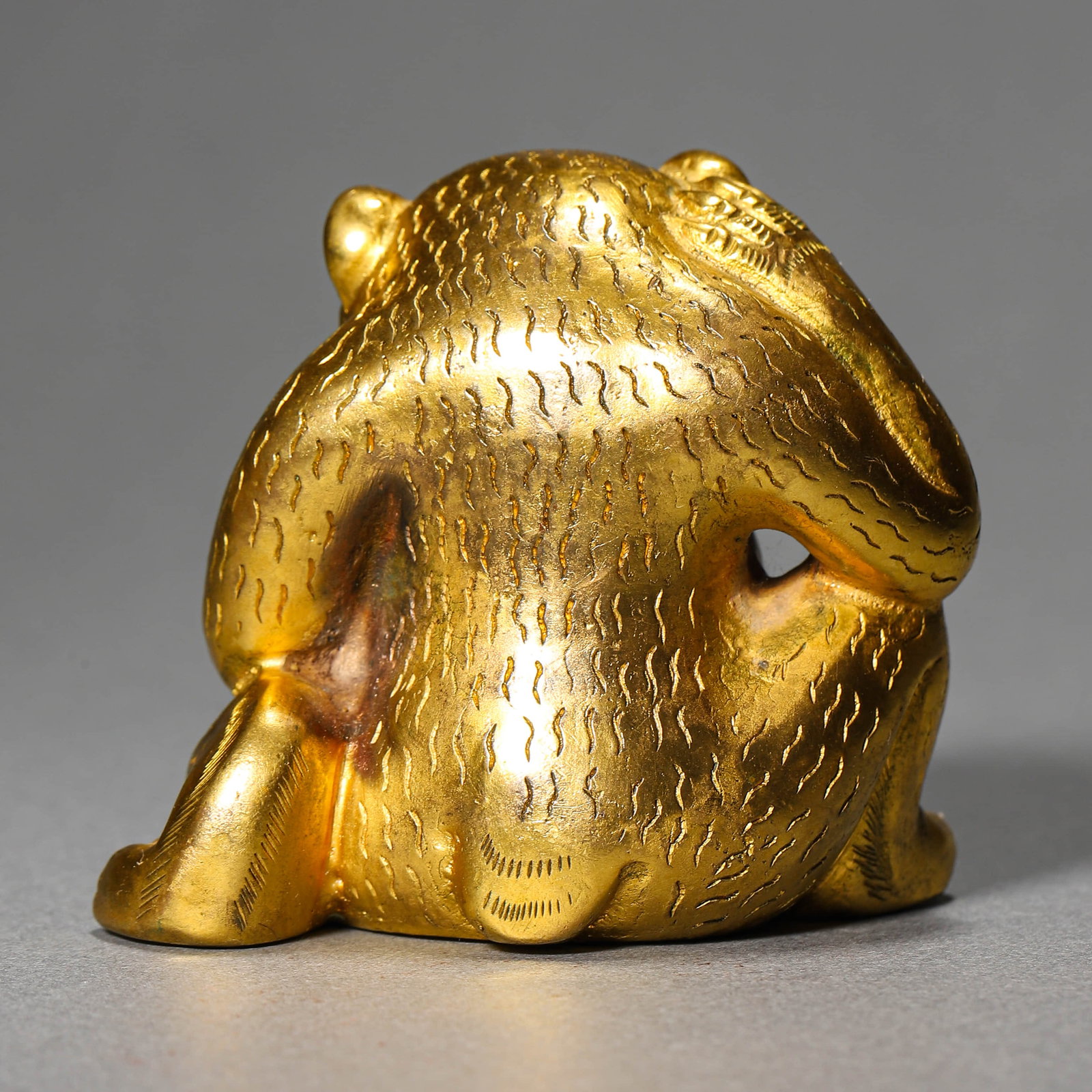 A GILT-BRONZE BEAR FIGURE - 5