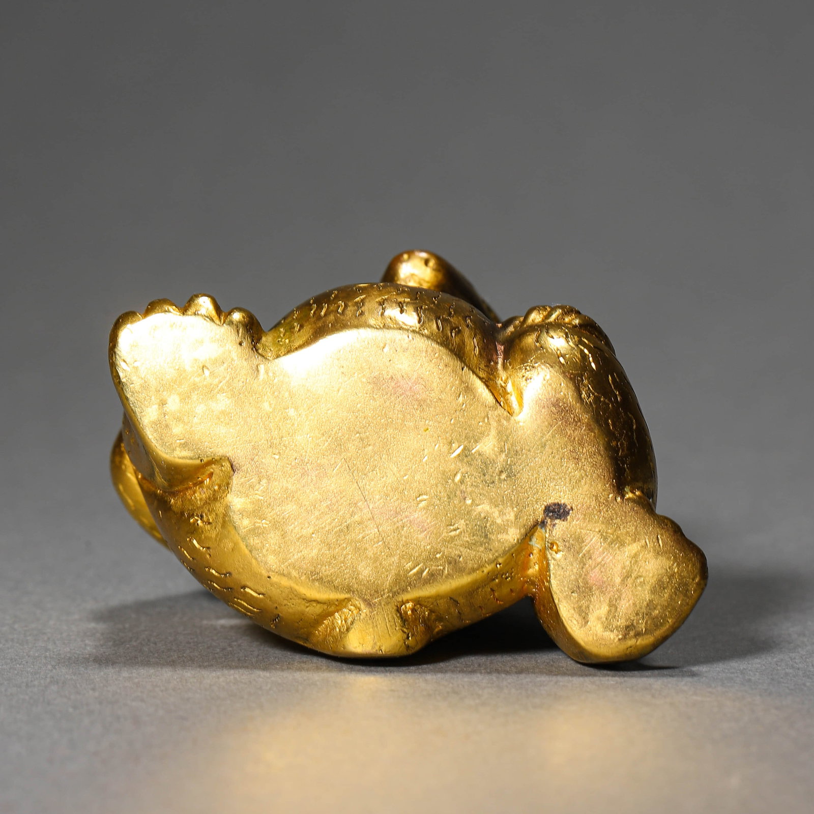 A GILT-BRONZE BEAR FIGURE - 6
