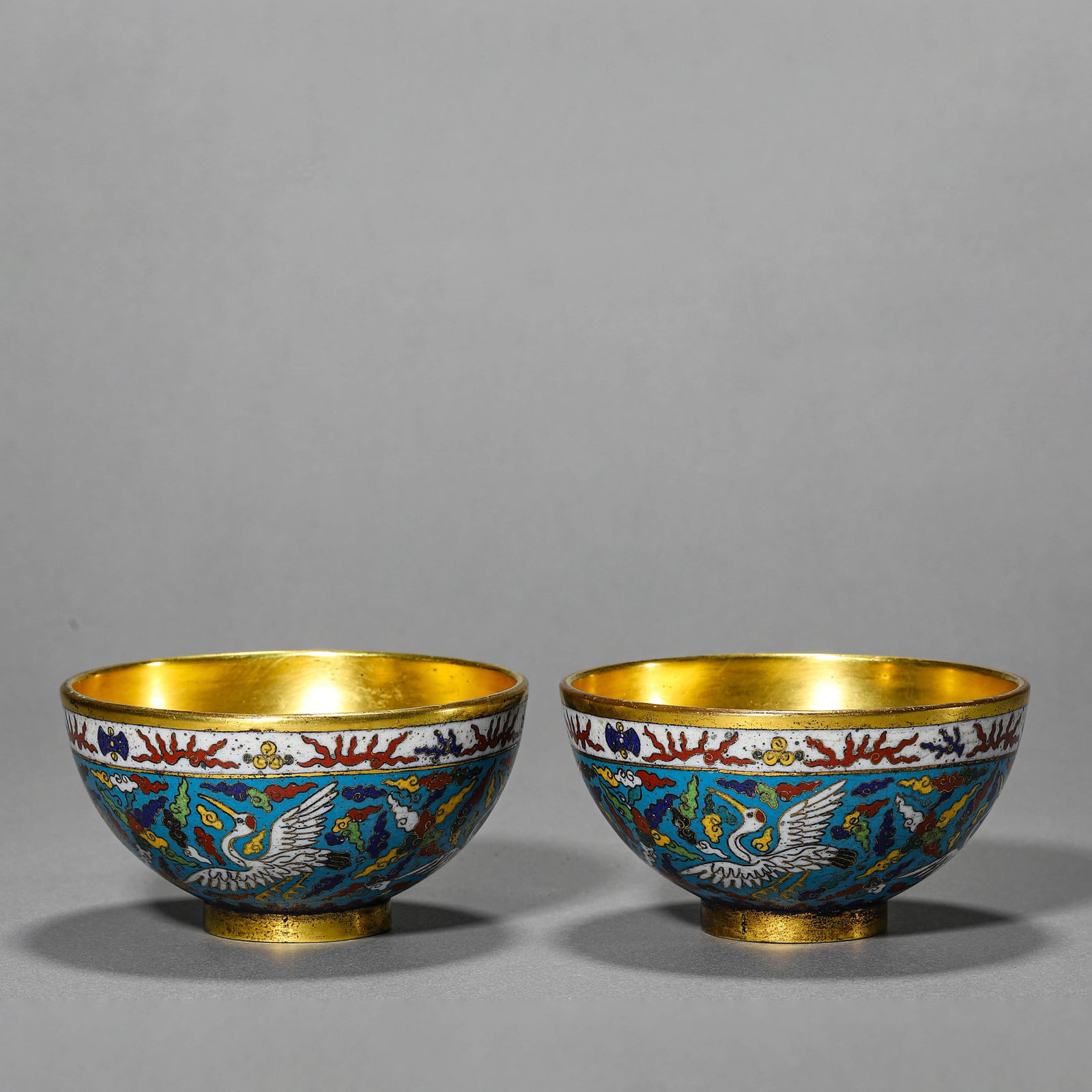 A JIANGBEAN BLUE AND WHITE 'PHOENIX AND CRANE' BOWL: A JIANGBEAN BLUE AND WHITE 'PHOENIX AND CRANE' BOWL Height: 2 1/8 in. (5.3 cm), Diameter: 4 1/8 in. (10.3 cm)