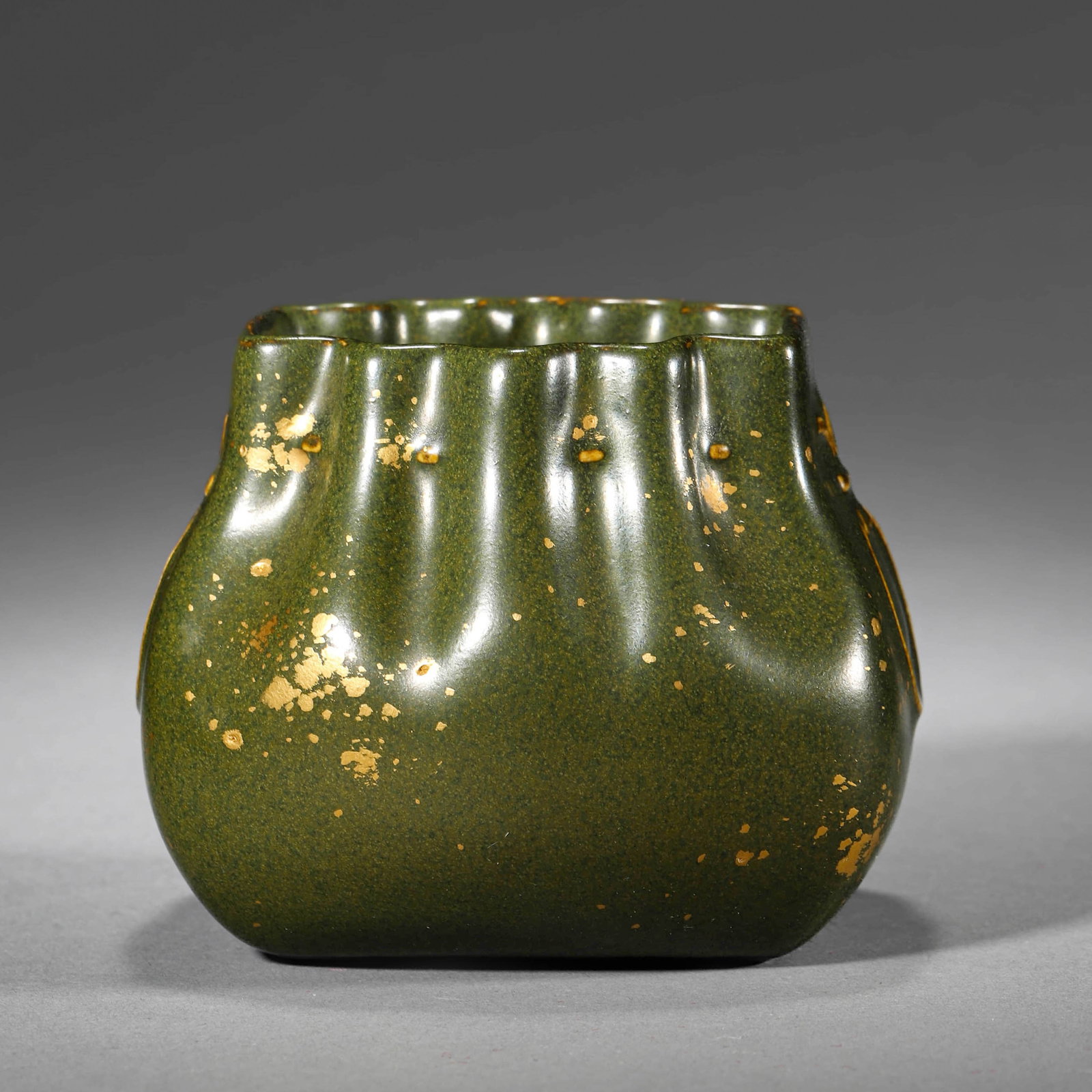A GREEN-GLAZED SPLASHED-GILT JAR: A GREEN-GLAZED SPLASHED-GILT JAR Length: 4 1/8 in. (10.5 cm), Width: 3 7/8 in. (10 cm), Height: 3 3/8 in. (8.5 cm)