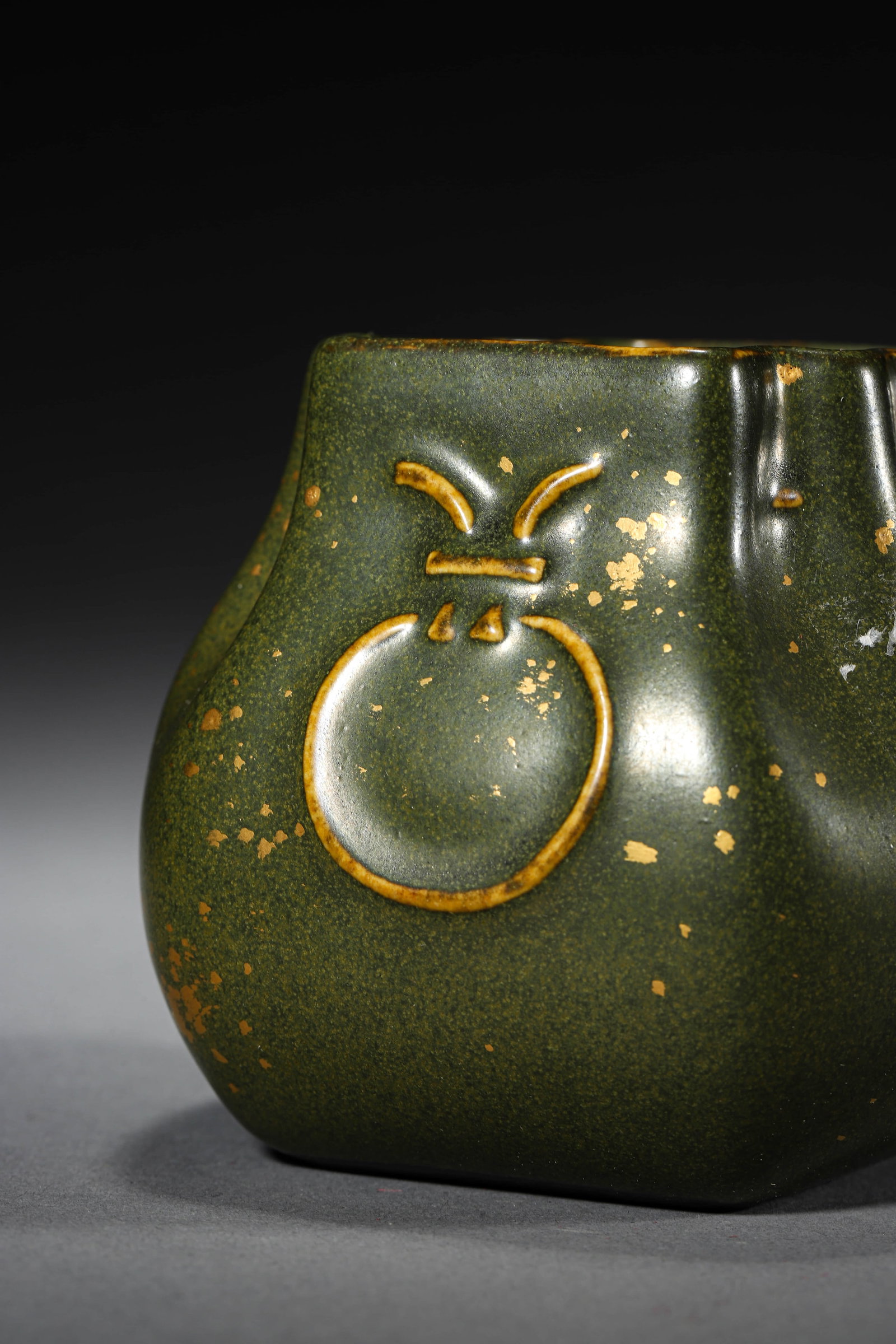 A GREEN-GLAZED SPLASHED-GILT JAR - 4