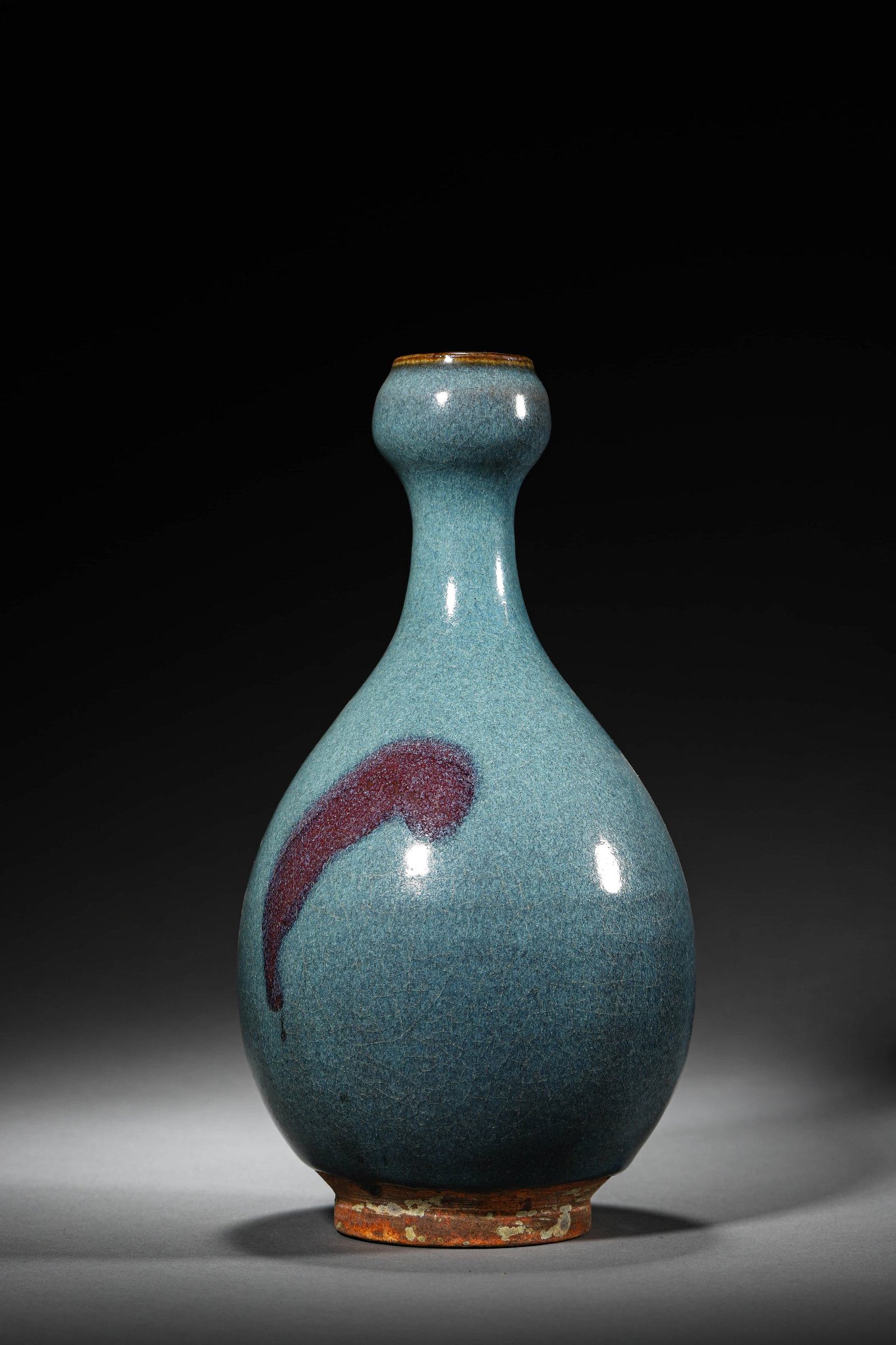 A FLAMBÉ-GLAZED GARLIC-HEAD SHAPED VASE (1 of 6)