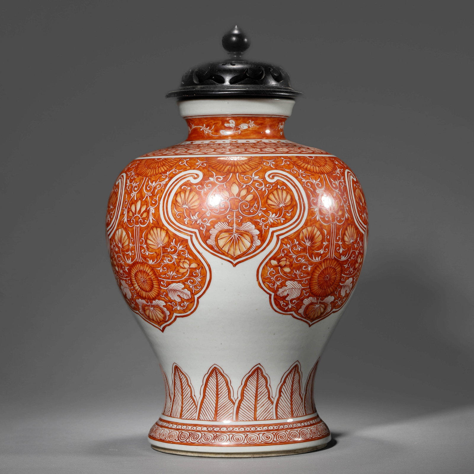 AN UNDERGLAZE-RED GENERAL JAR WITH COVER: AN UNDERGLAZE-RED GENERAL JAR WITH COVER Height: 13 3/8 in. (34 cm)