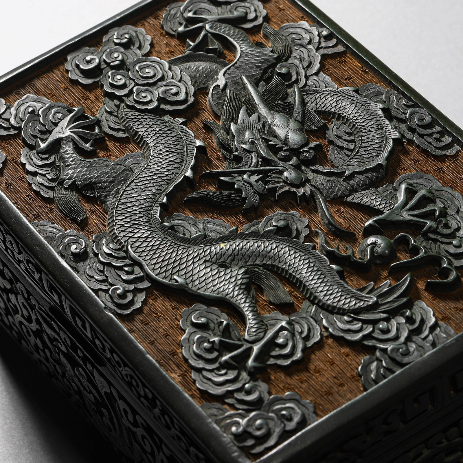 A LACQUER-OVER-COPPER TIXI COVERED BOX - 2