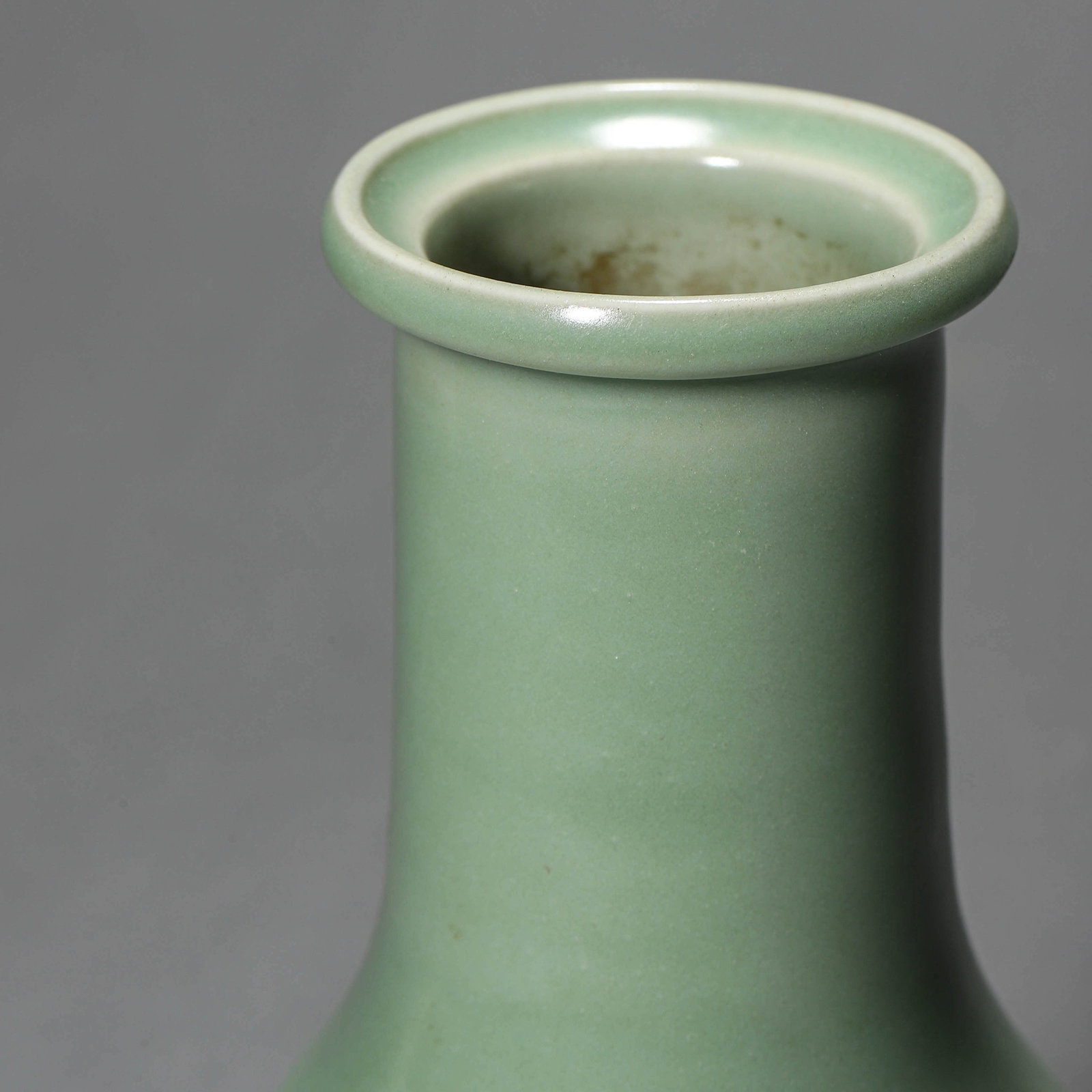 A CELADON-GLAZED VASE - 4
