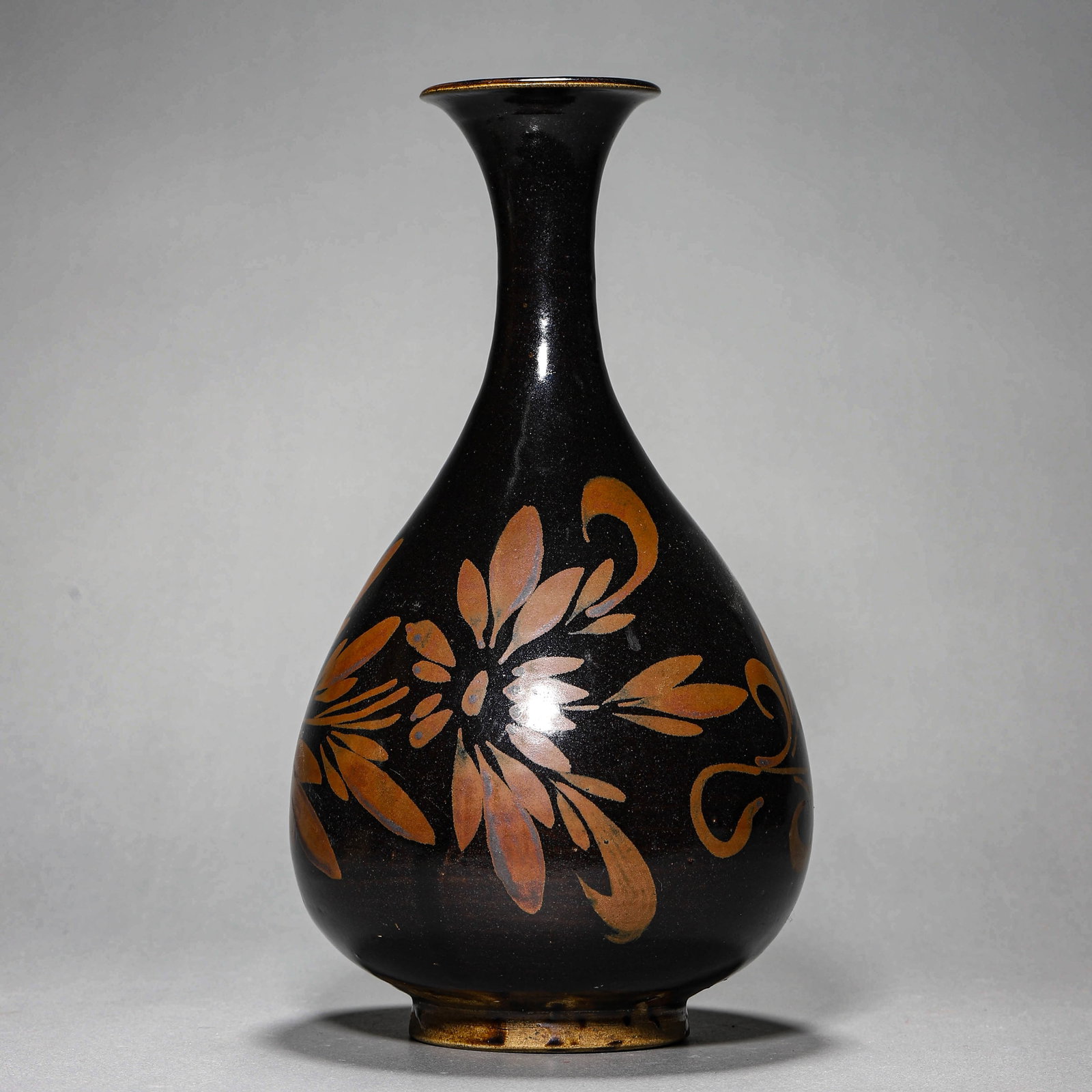 A CIZHOU-TYPE BLACK-GLAZED 'FLOWERS' YUHUCHUNPING: A CIZHOU-TYPE BLACK-GLAZED 'FLOWERS' YUHUCHUNPING Height: 11 5/8 in. (29.5 cm)