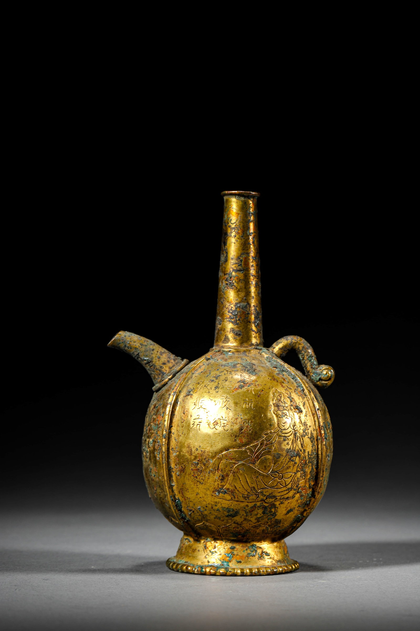 A GILT-BRONZE WATER BOTTLE: A GILT-BRONZE WATER BOTTLE Length: 3 3/4 in. (9.5 cm), Height: 5 7/8 in. (15 cm)