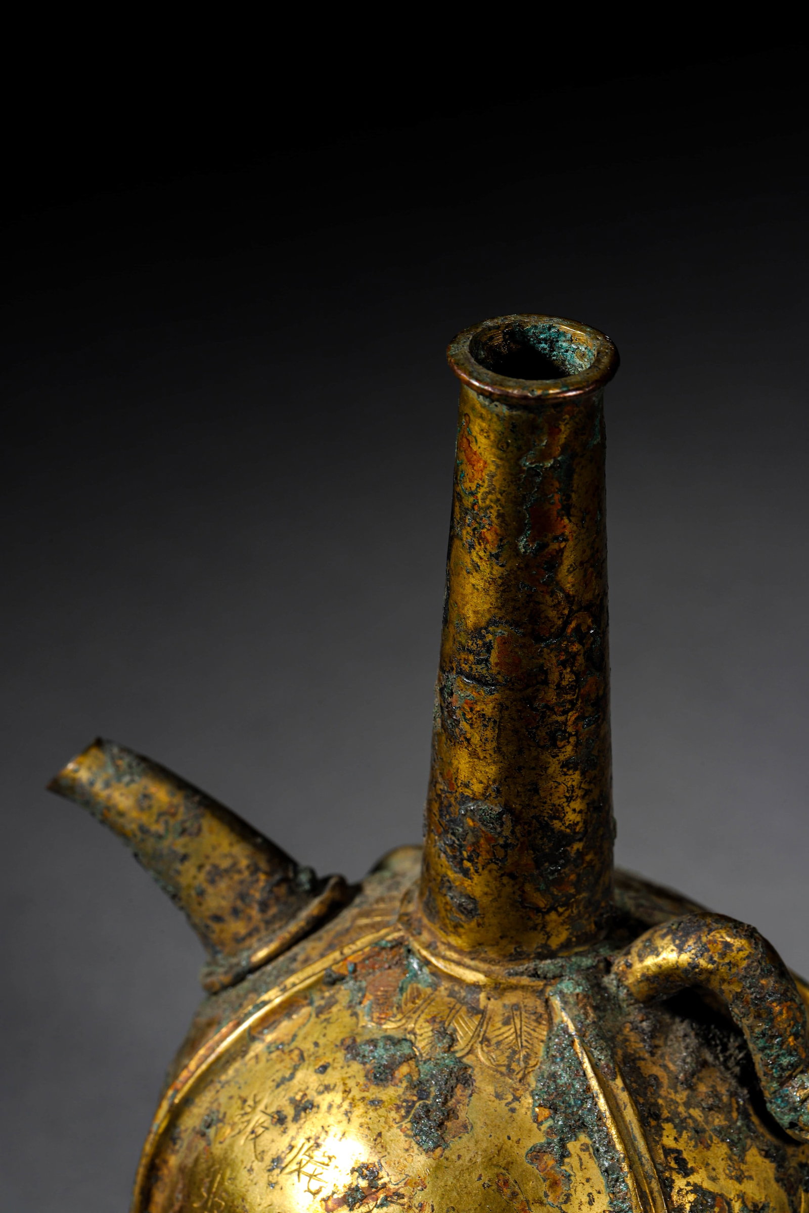 A GILT-BRONZE WATER BOTTLE - 3