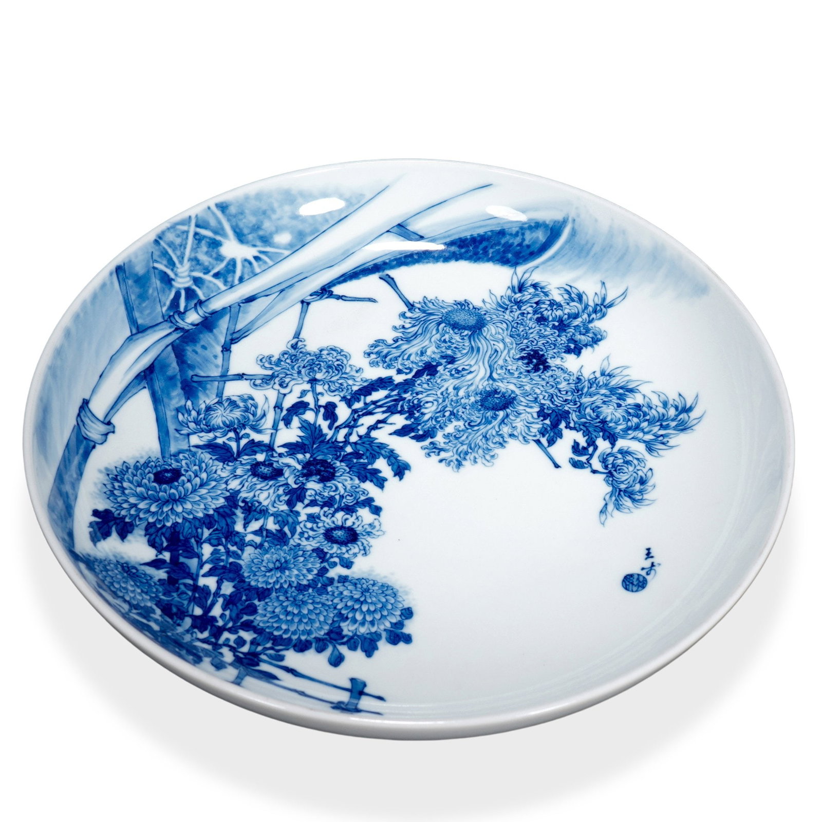 WANG BU BLUE AND WHITE 'CHRYSANTHEMUM' DECORATIVE PLATE: 2 x 9 7/8 in (5 x 25 cm) Wang Bu Blue and White 'Chrysanthemum' Decorative Plate Dimensions: H: 2 in (5 cm); D: 9 7/8 in (25 cm) This refined large plate exemplifies the achievement of Wang Bu
