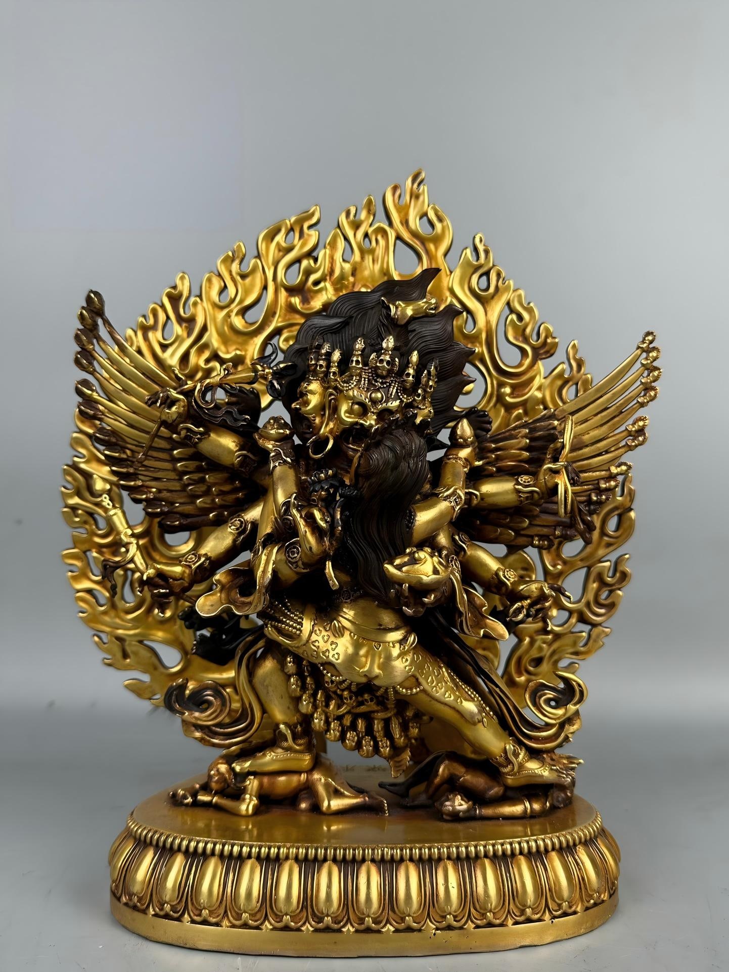 Gilded Vajra, made during the Yongle reign of the Ming Dynasty: This gilded Vajra amulet, made during the Yongle reign of the Ming Dynasty, is of regular shape, in good condition, and exquisitely crafted. It measures 28x18x10cm and weighs 6650g. Thank you for view