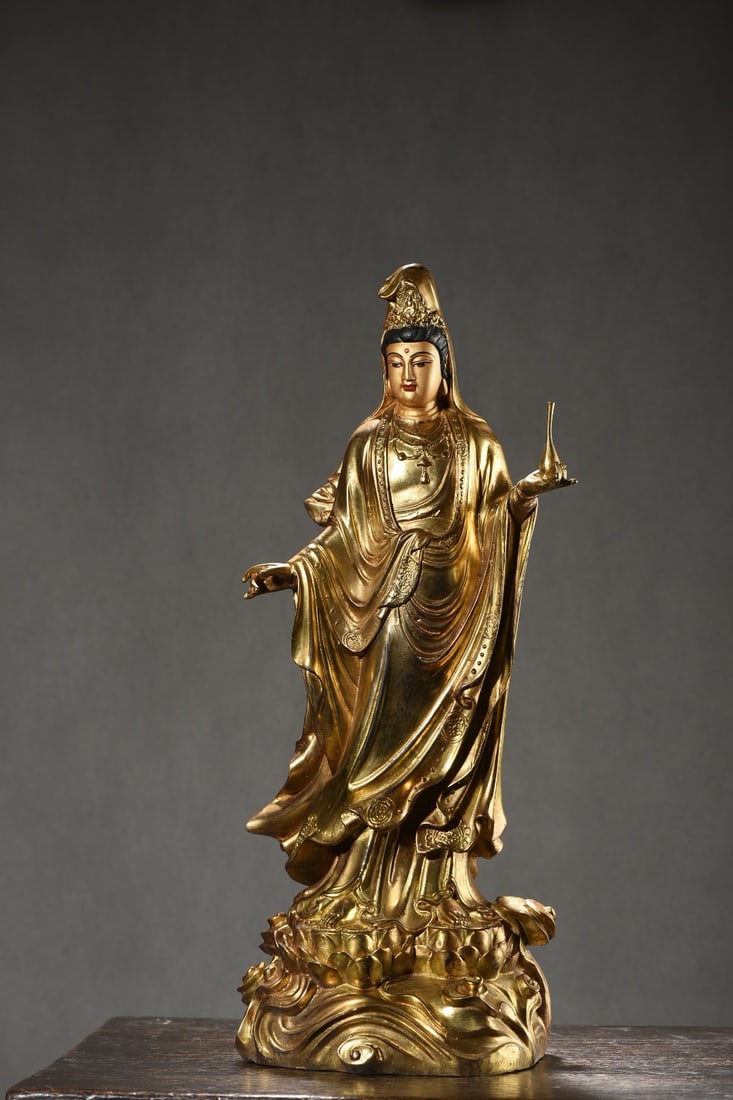 Gilt Bronze Guanyin Bodhisattva Statue: A gilt bronze Guanyin Bodhisattva statue, 47cm high, 20cm wide, 16cm thick, and weighing 5425g. Thank you for viewing our auction and we look forward to serving you as a valued customer! Provenance:An