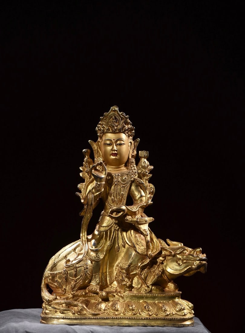 Gilt Bronze Guanyin Riding a Hound: Gilt bronze Guanyin riding a mythical beast, 32cm high, 23cm long, 11cm wide, weighing 3240g. Thank you for viewing our auction and we look forward to serving you as a valued customer! Provenance:An o