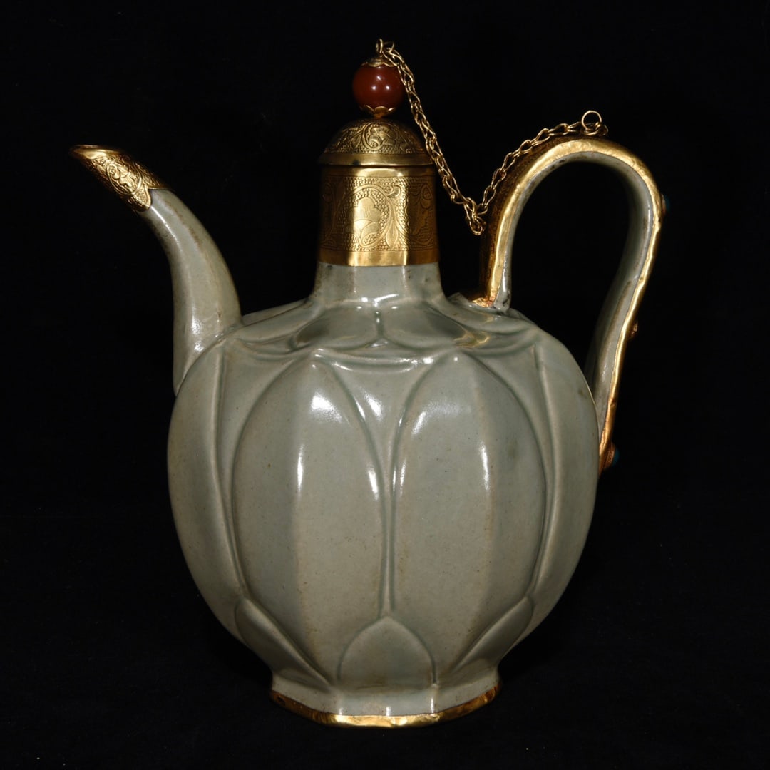 Yue ware gilt bronze ewer inlaid with gemstones: A Yue ware gilt bronze ewer inlaid with gemstones, 23x20cm. Thank you for viewing our auction and we look forward to serving you as a valued customer! Provenance:A notable private collector in Kensing