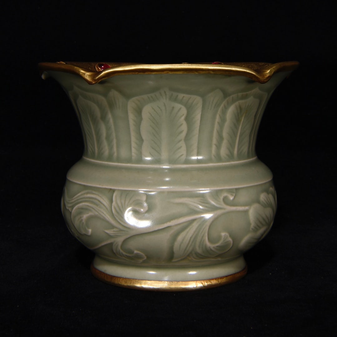 Yue ware gilt bronze vase inlaid with gemstones (1 of 9)