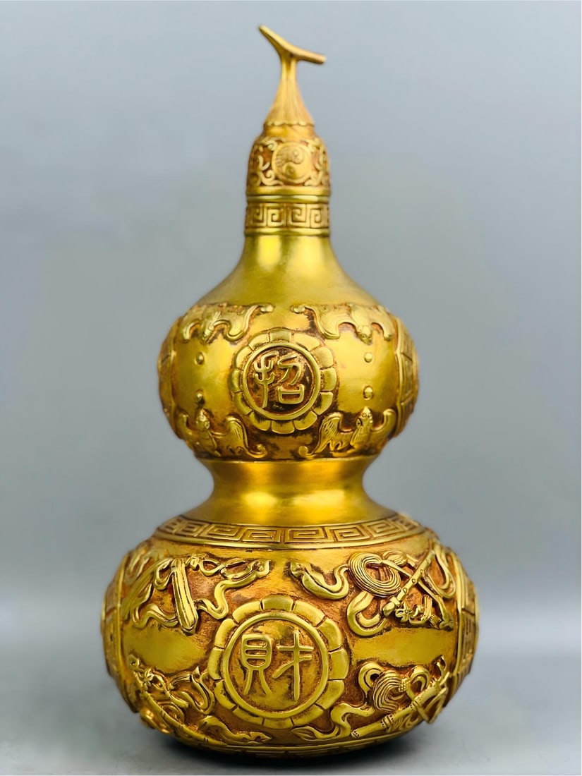 Old Collection Gilt Bronze Gourd for Attracting Wealth, Protecting the Home, and Warding Off Evil: This is a formerly owned gilt bronze gourd, symbolizing wealth, protection, and warding off evil spirits. It measures 30cm in height, 16cm in width, and weighs 3750g. The gourd is well-proportioned, e