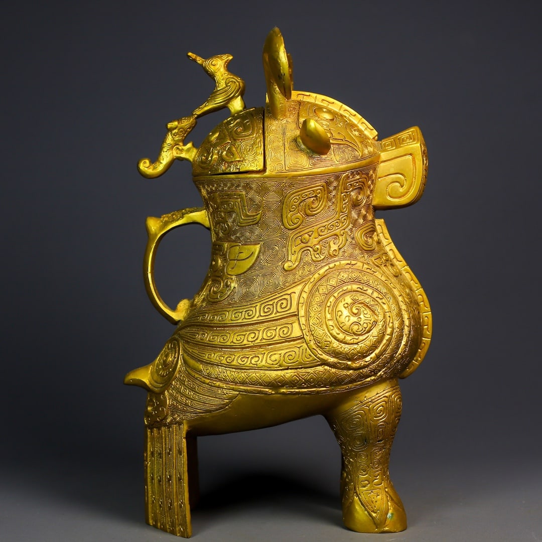 Formerly owned Han Dynasty gilt bronze beast-shaped ornament: The gilt bronze animal-shaped vessel from the Han Dynasty, formerly in our collection, weighs 4182g, is 37cm high, and has a width of 22cm. Thank you for viewing our auction and we look forward to ser
