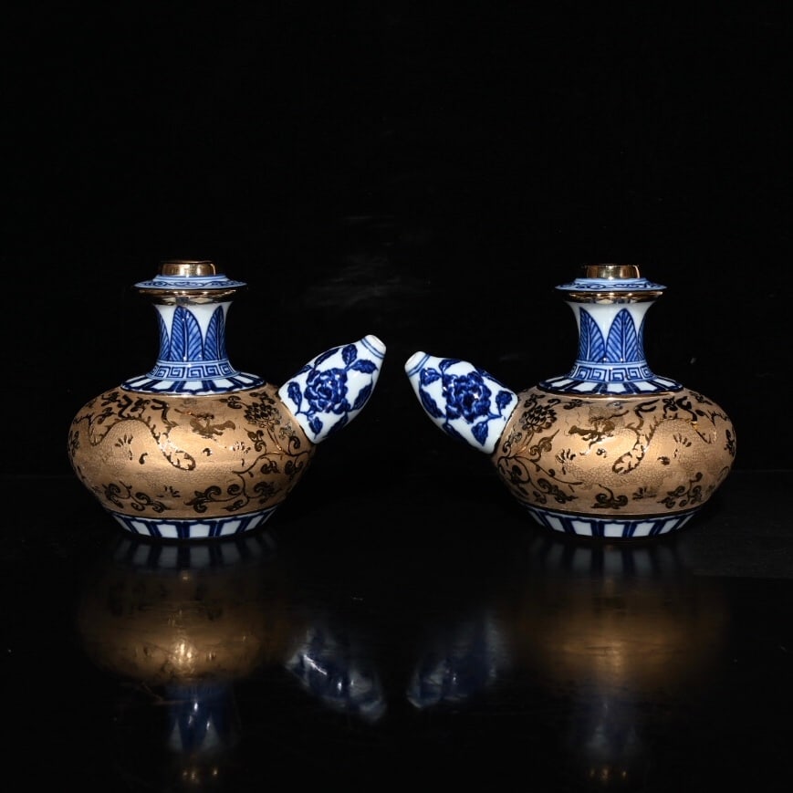 Xuande Blue and White Gilt Dragon Pattern Pot of the Ming Dynasty: A blue-and-white porcelain ewer with gilt dragon design from the Xuande period of the Ming Dynasty, 15x18cm, 500g. Thank you for viewing our auction and we look forward to serving you as a valued cust