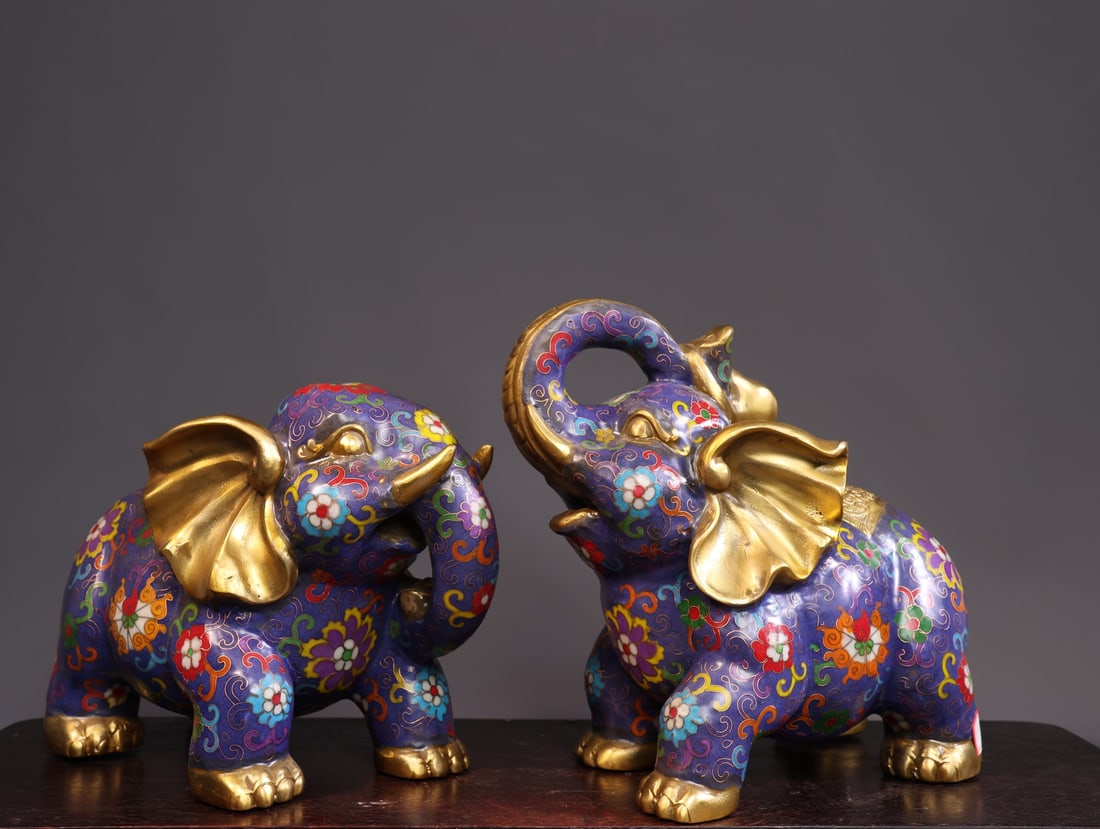 Collector's item: pure copper gilt cloisonne elephant figurine: This is a rare pure copper gilt cloisonne elephant figurine, symbolizing peace and good fortune. It is handcrafted with filigree enamel, featuring a regular shape, novel and unique design, and exquisi