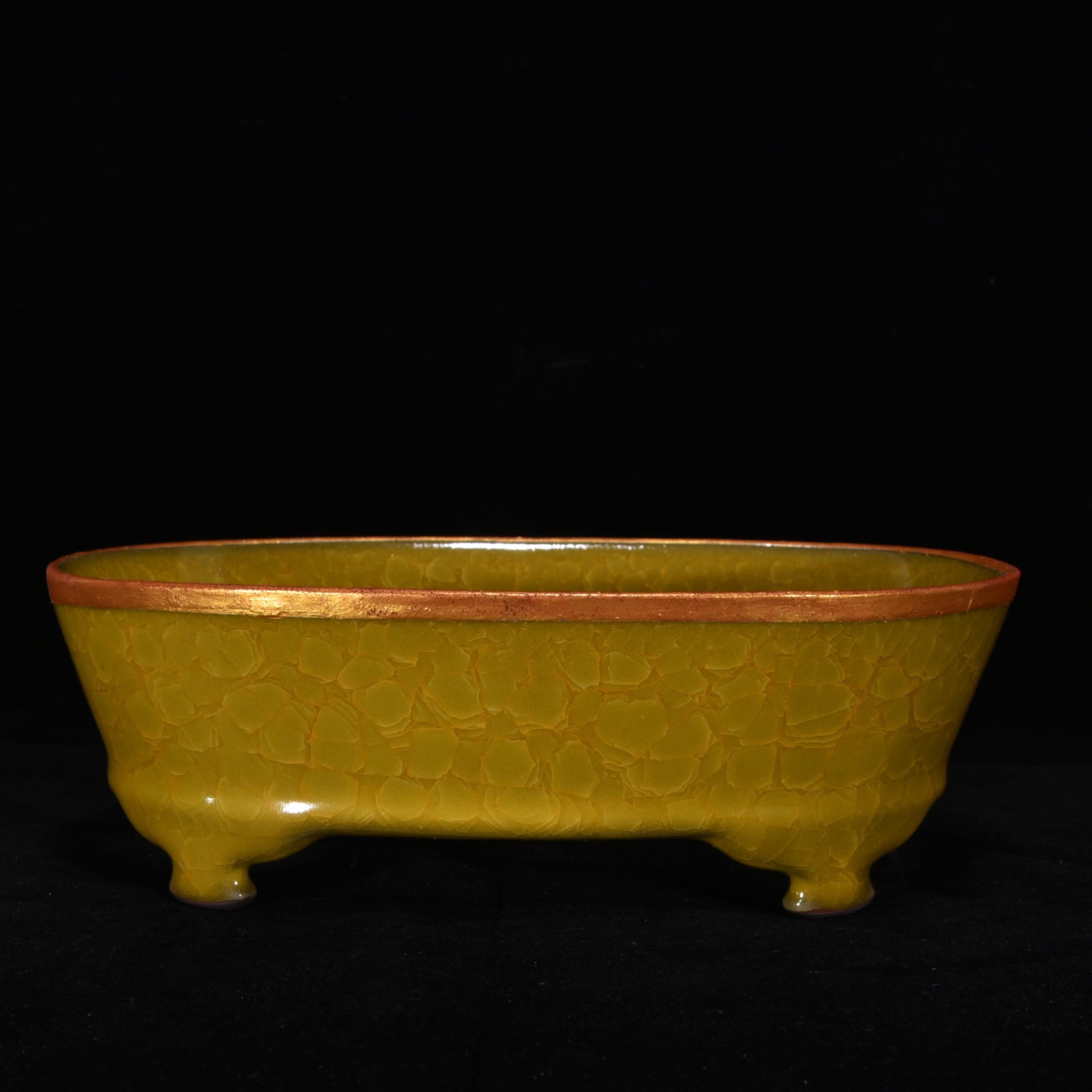 Song Dynasty Guan Kiln Yellow Glazed Crackle-Patterned Narcissus Basin with Gilded Phoenix Design: A Song Dynasty official kiln yellow-glazed narcissus basin with crackle glaze, rimmed inscription, and gilt-engraved phoenix design; height 7.5cm, diameter 23.5cm. Thank you for viewing our auction an
