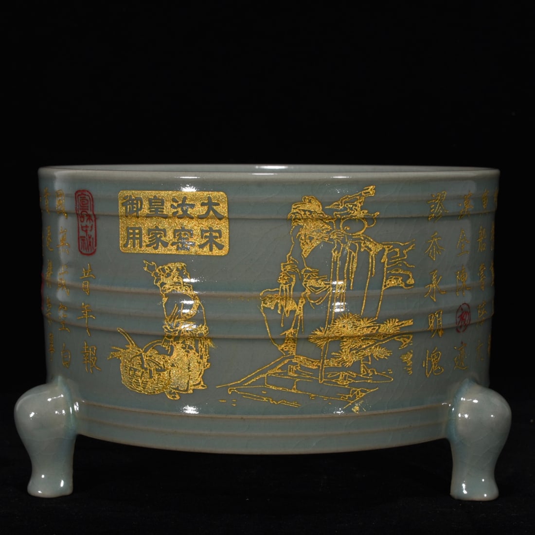 A Song Dynasty Ru ware three-legged box with gilt inscription and carved figures.: A Song Dynasty Ru ware gilt-gilt box with carved figures on three legs, 12.5cm high and 19cm in diameter. Thank you for viewing our auction and we look forward to serving you as a valued customer! Pro