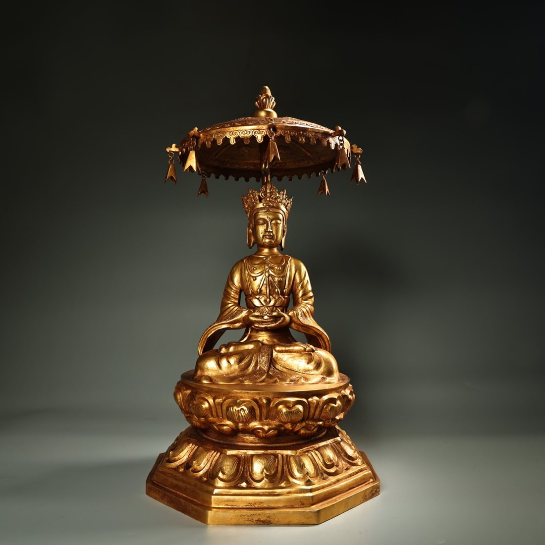 Rare pure bronze high-relief gilt Guanyin Bodhisattva statue from the Qing Dynasty imperial: This rare, pure bronze, high-relief, gilt-gilt Guanyin Bodhisattva statue, a treasure from the Qing Dynasty imperial collection, is exquisitely crafted and comes with a bronze box. It weighs 6200g, is