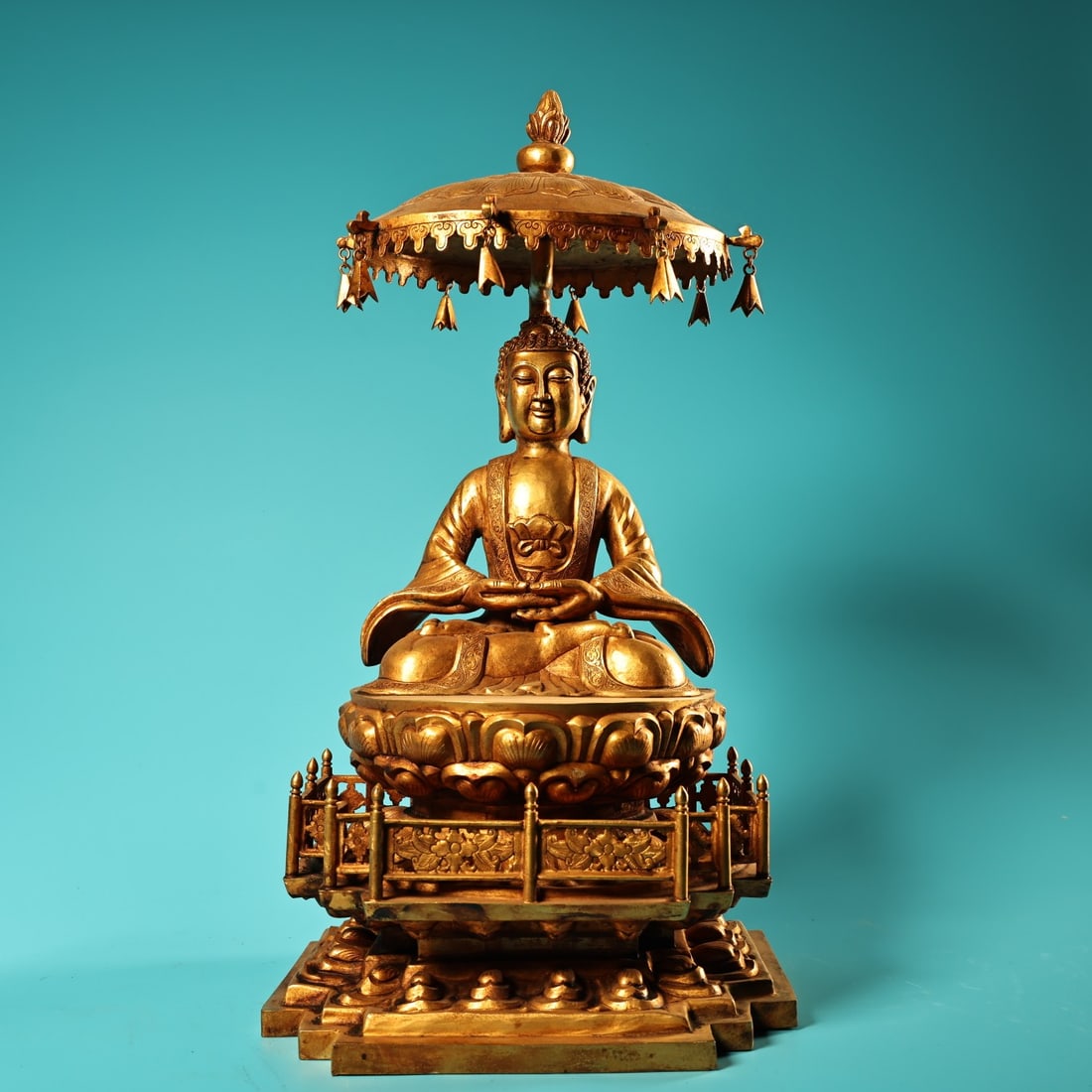 Rare pure bronze high-relief gilt Shakyamuni Buddha statue from the Qing Dynasty imperial: This rare, high-relief, gilt-bronze Shakyamuni Buddha statue, a treasure from the Qing Dynasty imperial collection, is exquisitely crafted and beautifully made. It comes with a bronze box and weighs 6